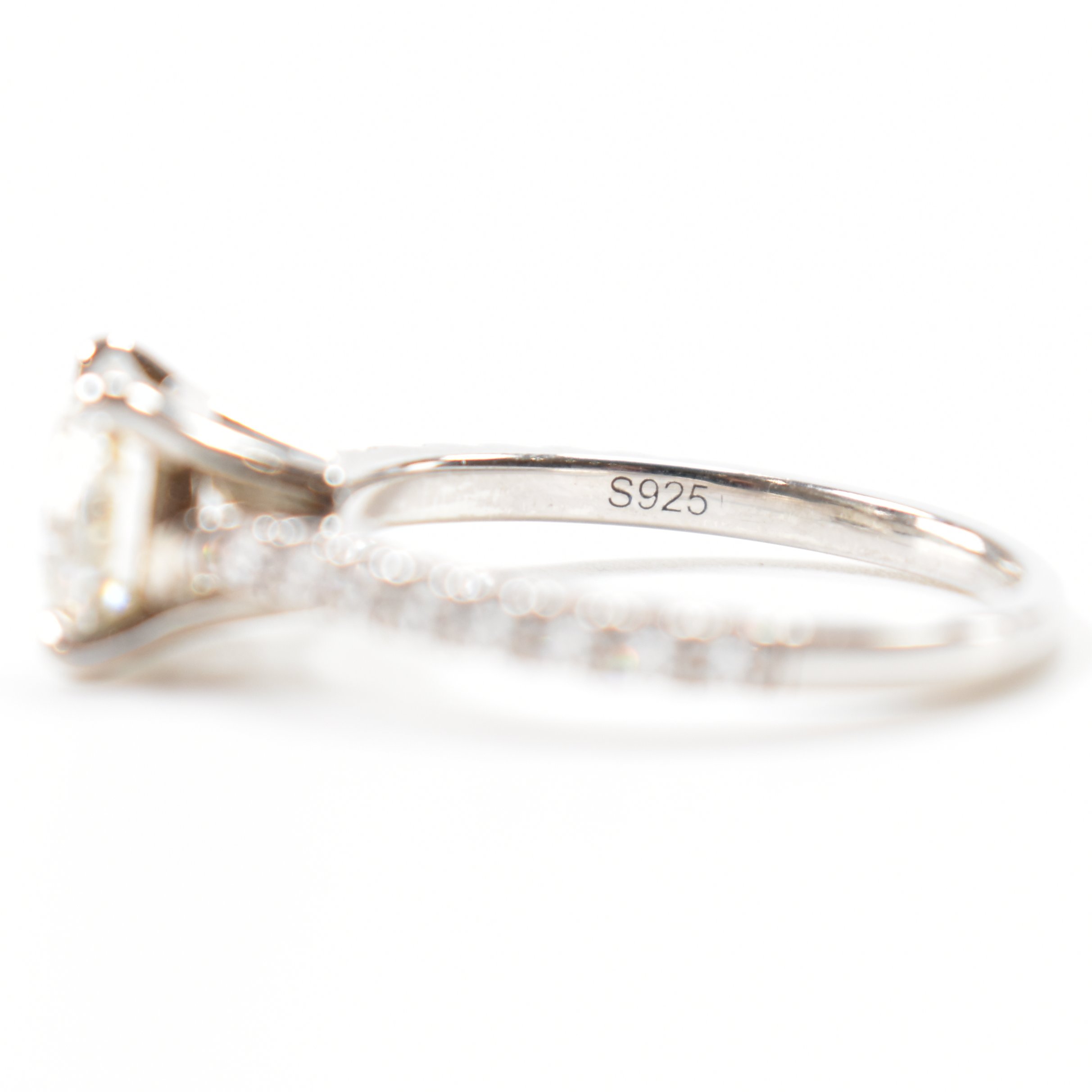 925 SILVER & MOISSANITE RING - Image 7 of 9