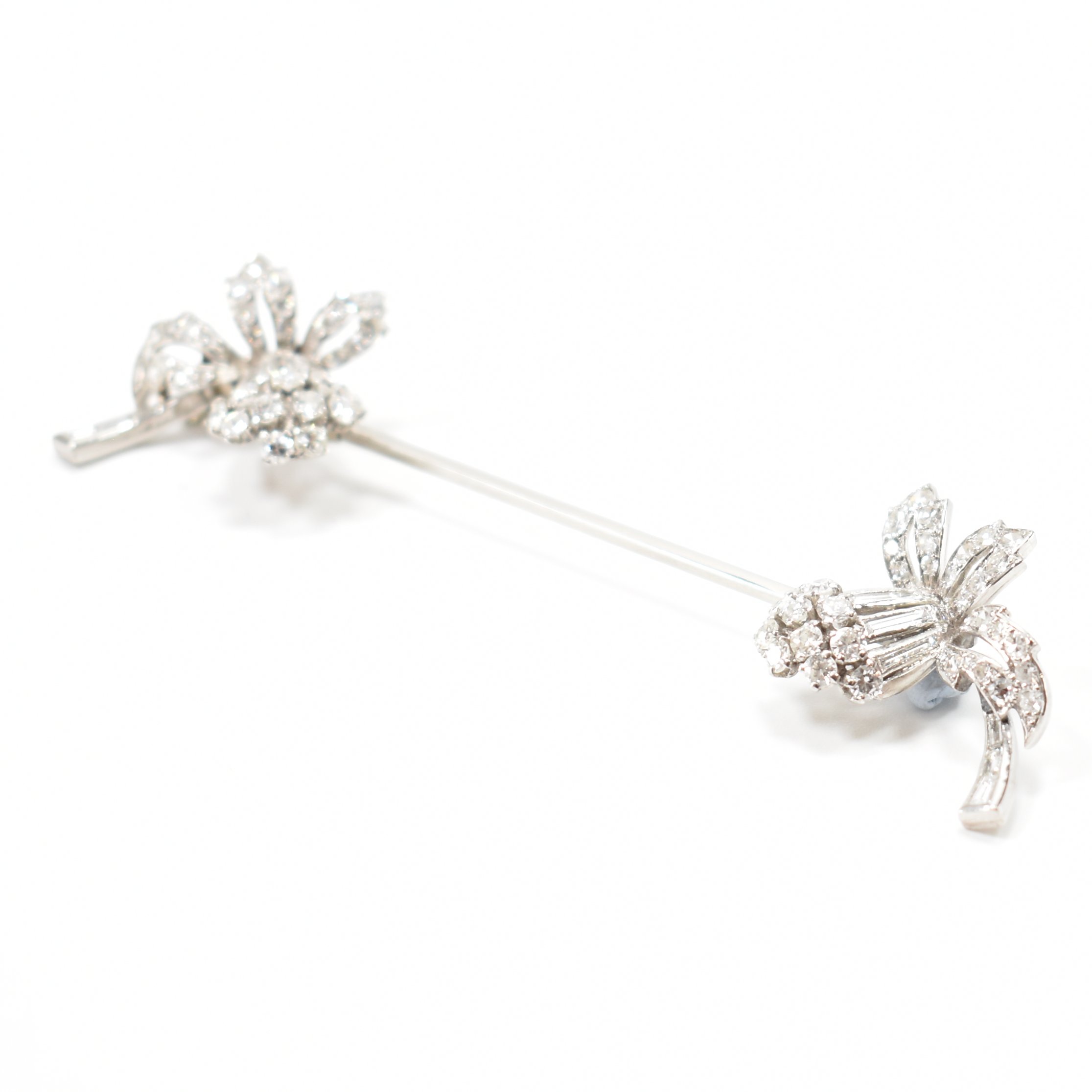 18CT GOLD & DIAMOND JABOT PIN BROOCH - Image 2 of 5