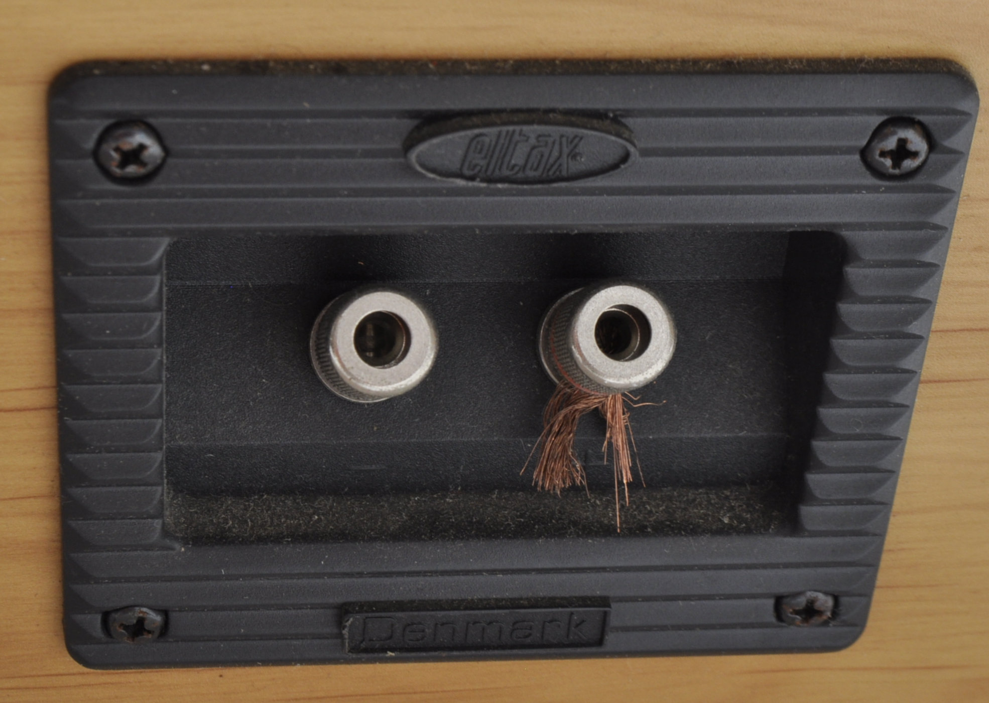 ELTAX - MATCHING PAIR OF SHELF SPEAKERS - Image 5 of 6