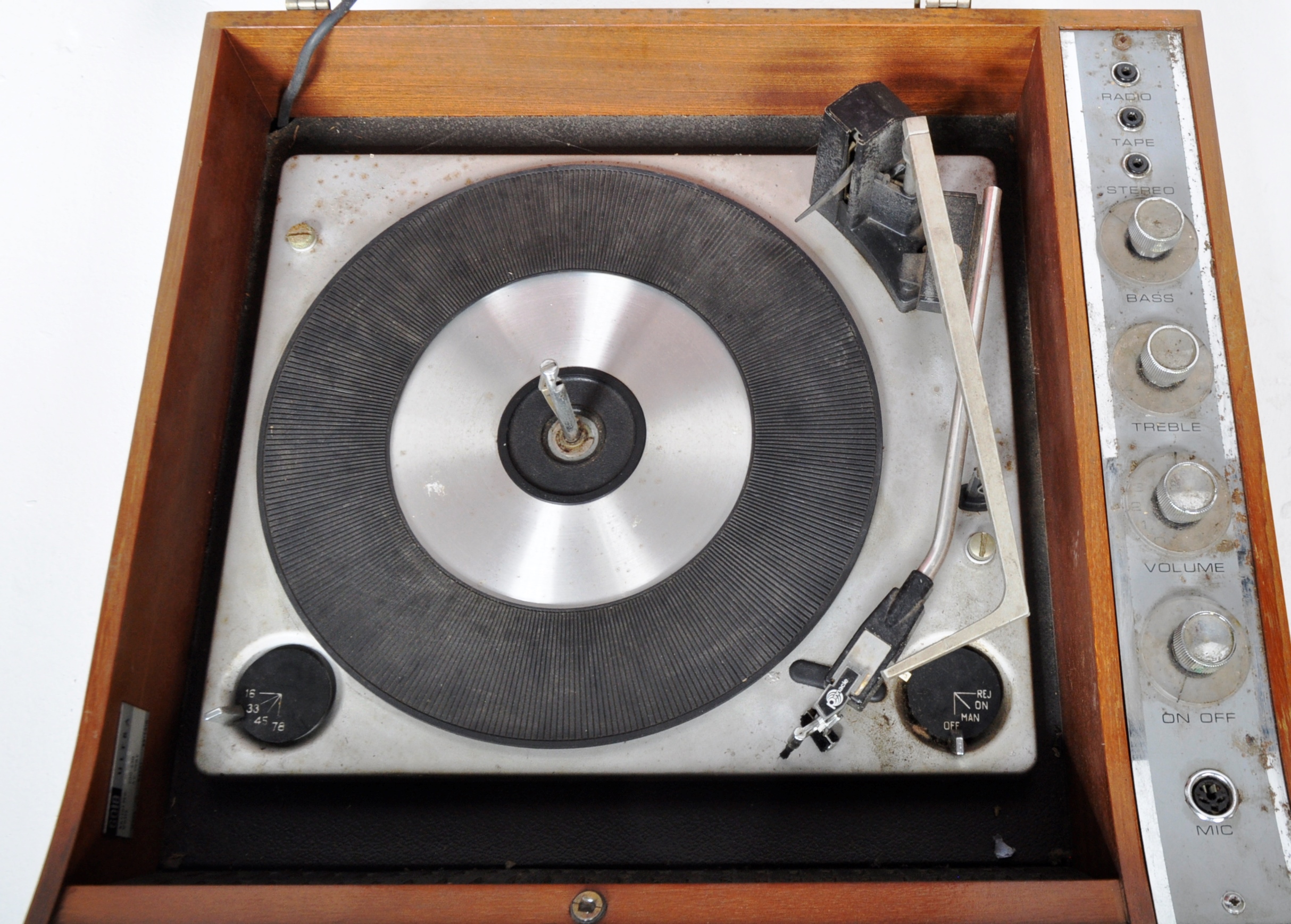 ULTRA - MODEL 6018 - TEAK CASED PORTABLE RECORD PLAYER - Image 4 of 4