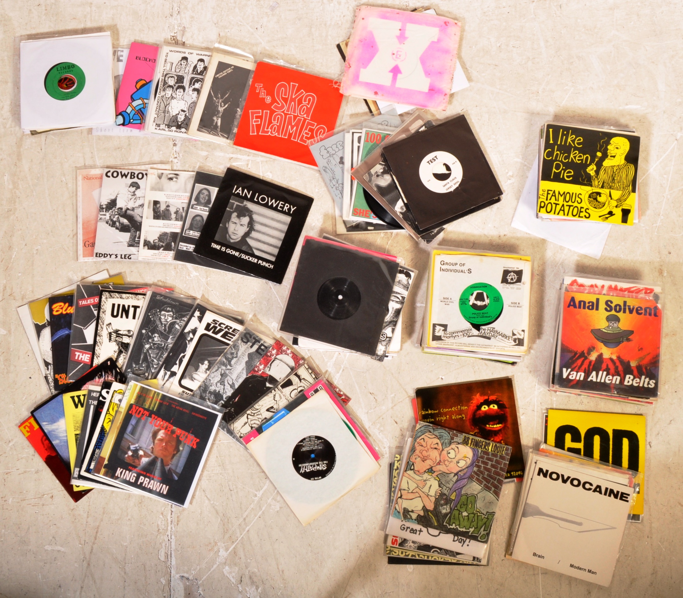 APPROX 150 45RPM VINYL SINGLES OF VARYING ARTISTS AND GENRES