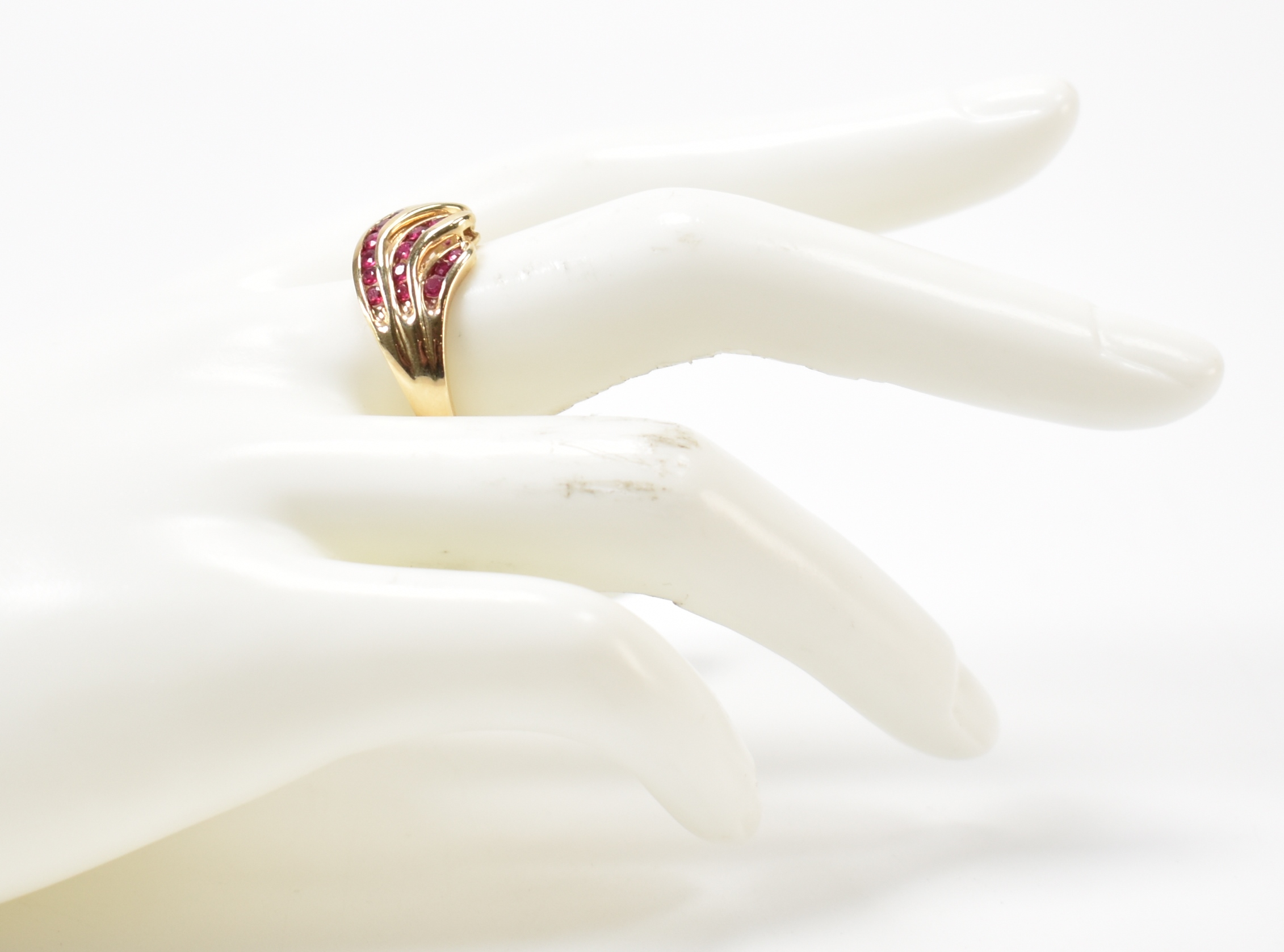 HALLMARKED 9CT GOLD & RUBY CROSSOVER RING - Image 8 of 8