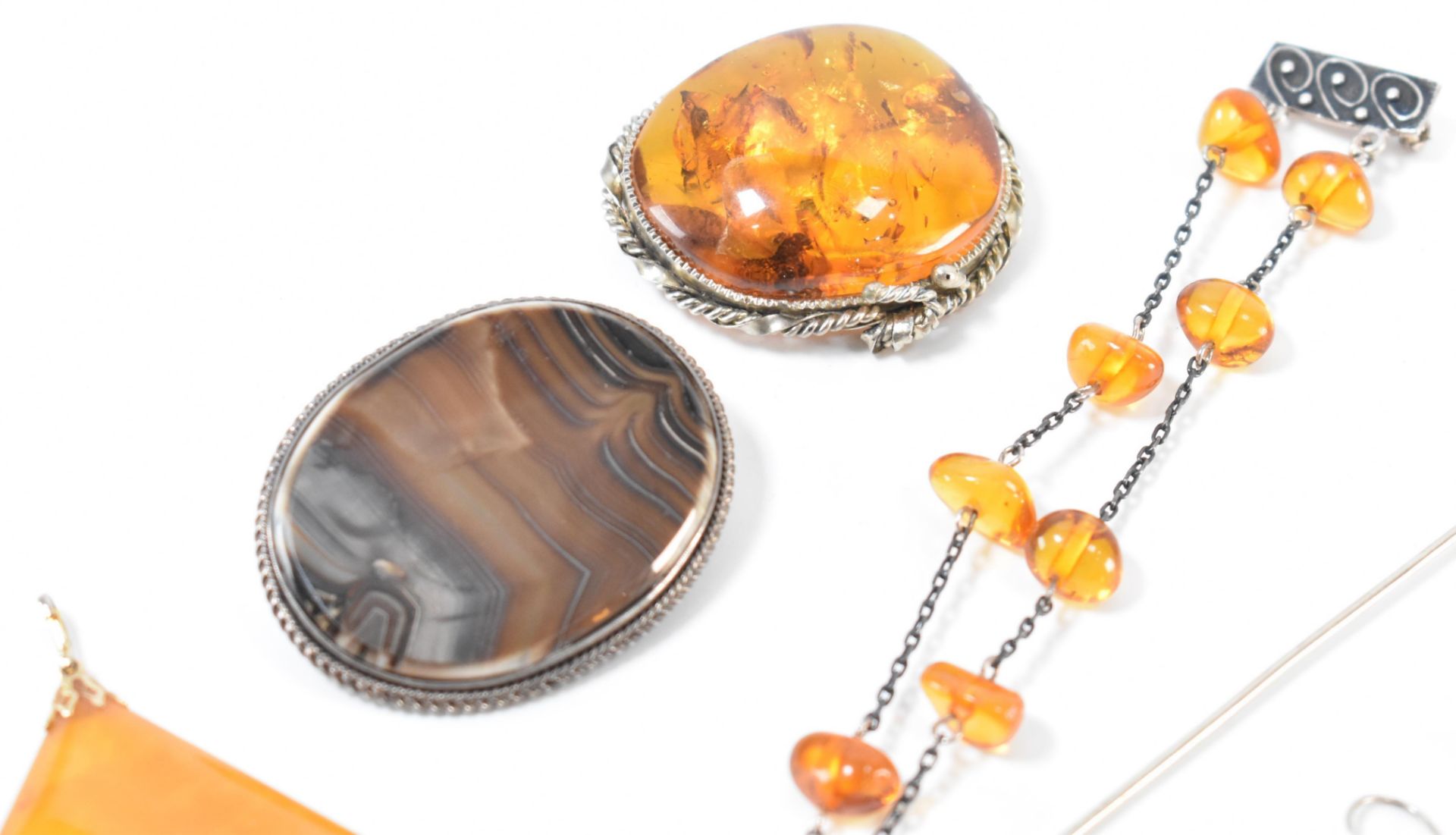 ASSORTMENT OF AMBER & FAUX AMBER JEWELLERY - Image 2 of 6