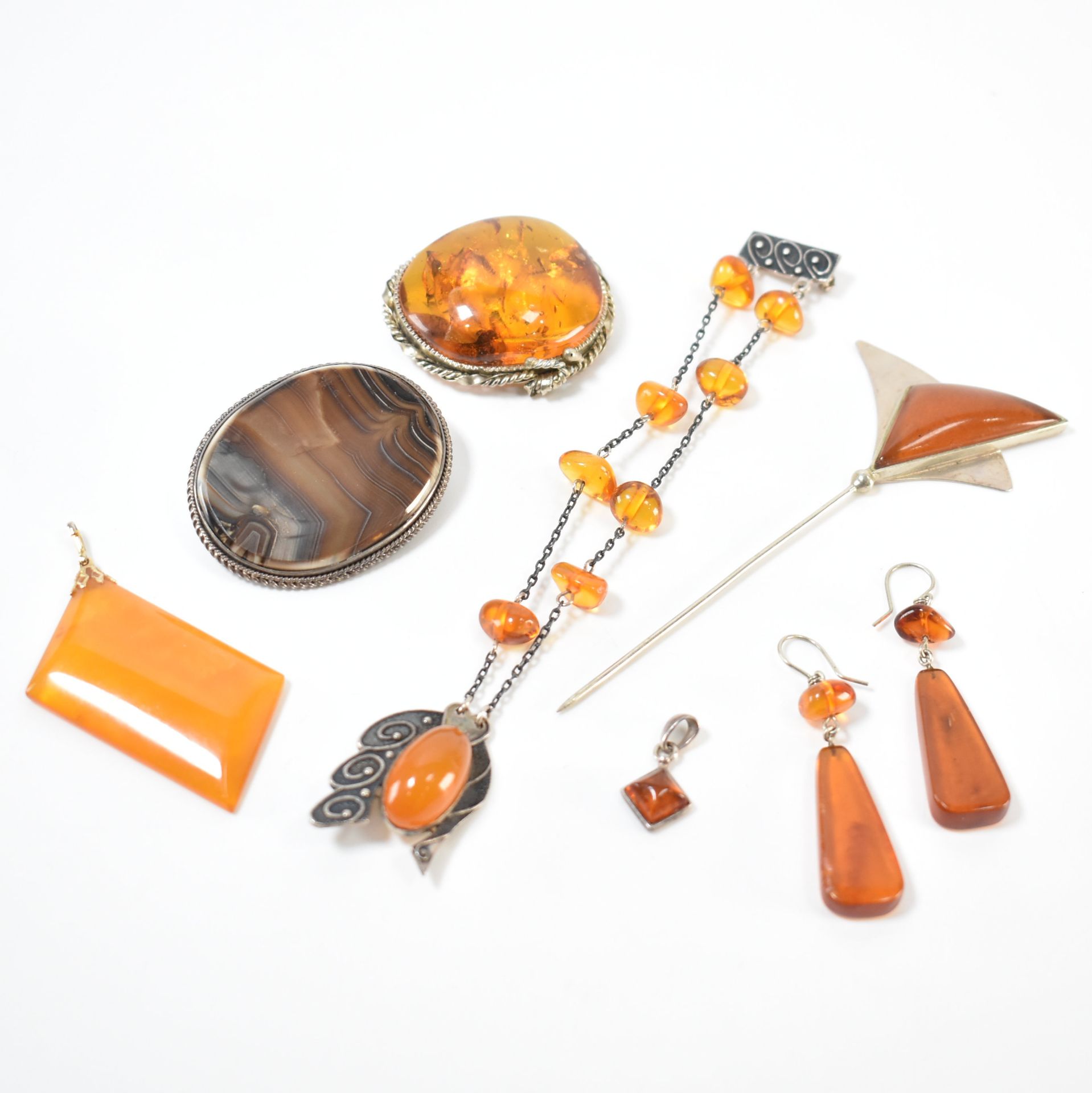 ASSORTMENT OF AMBER & FAUX AMBER JEWELLERY