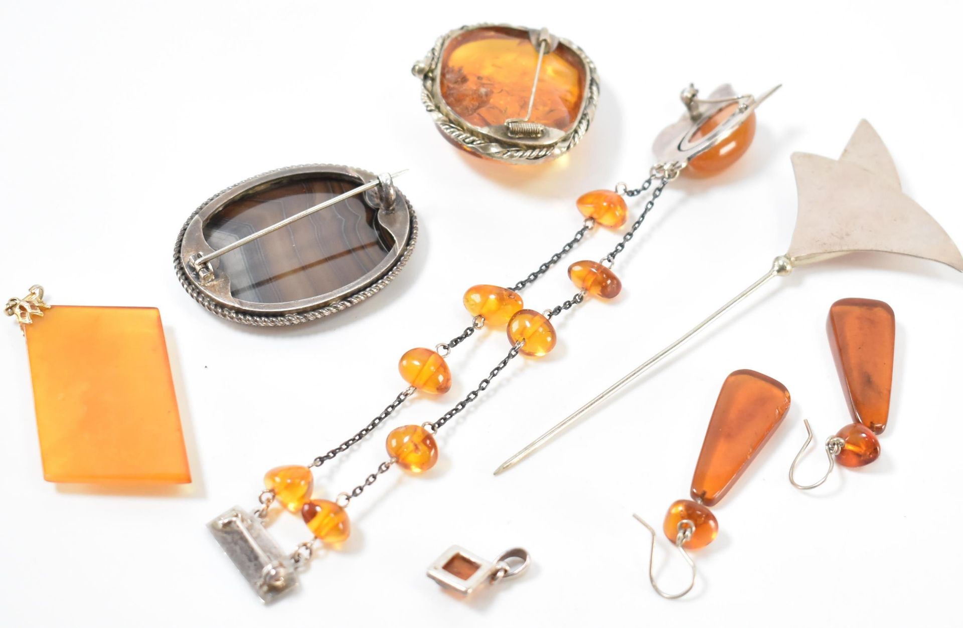 ASSORTMENT OF AMBER & FAUX AMBER JEWELLERY - Image 6 of 6