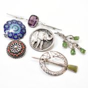 COLLECTION VINTAGE OF SILVER & WHITE METAL BROOCHES