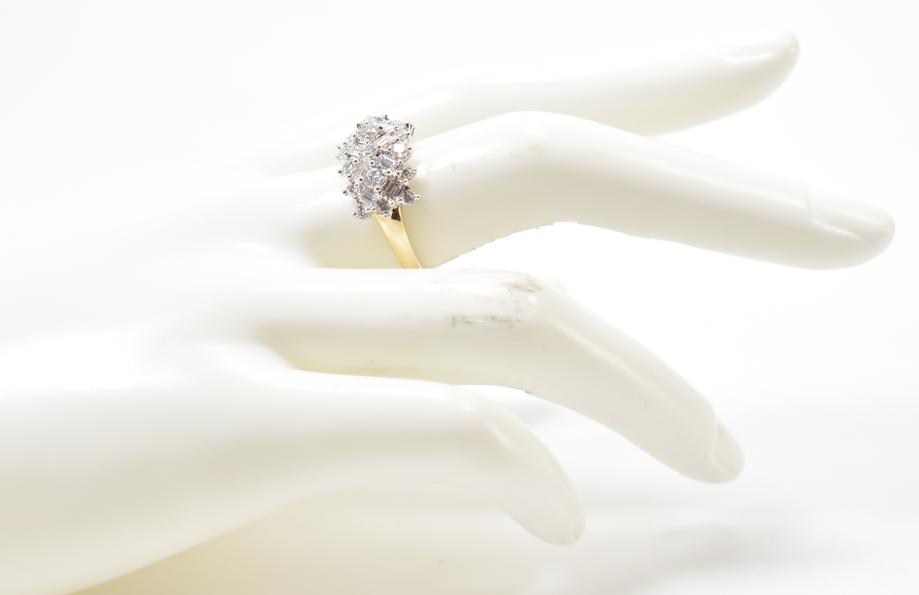 HALLMARKED 14CT GOLD & CZ CLUSTER RING - Image 9 of 9