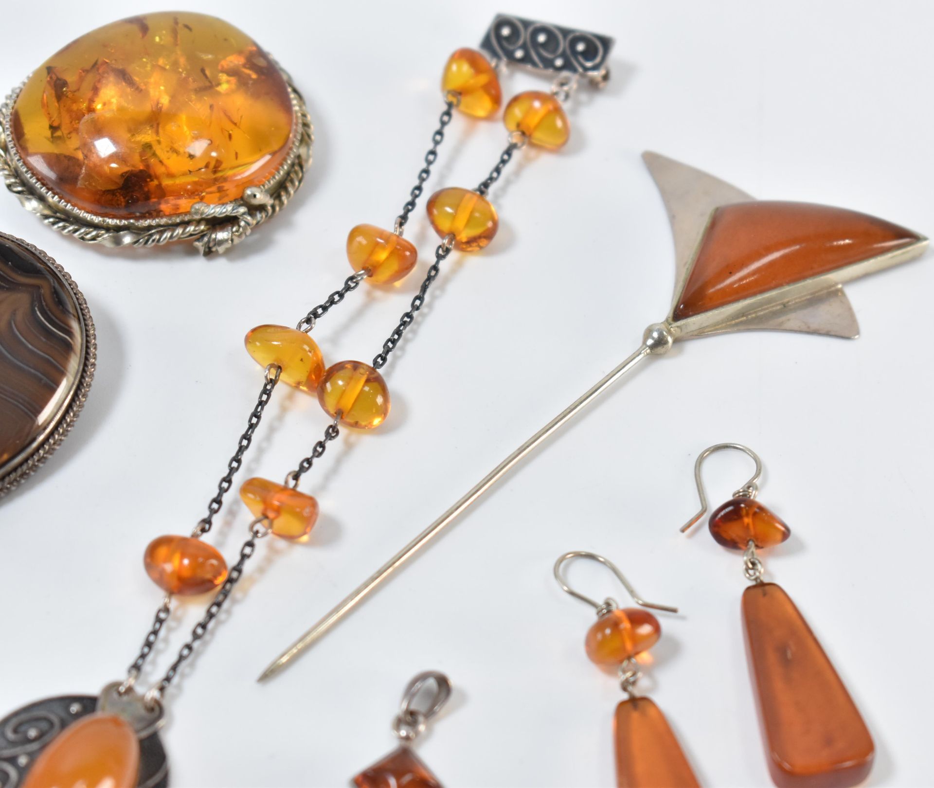 ASSORTMENT OF AMBER & FAUX AMBER JEWELLERY - Image 5 of 6