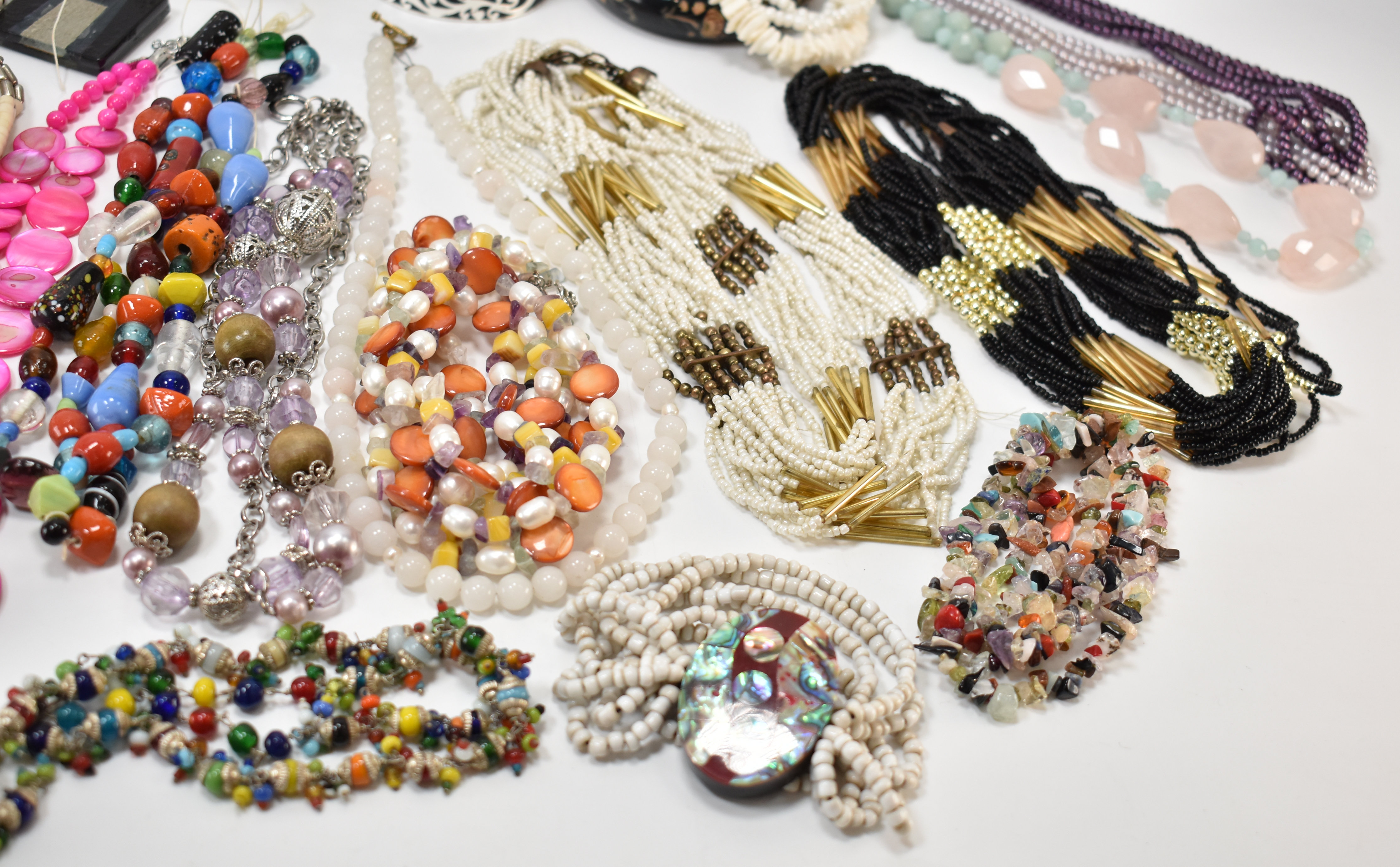 COLLECTION OF VINTAGE BEADED NECKLACE & BRACELETS - Image 4 of 12