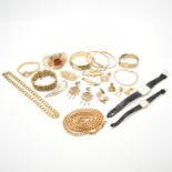 ASSORTMENT OF YELLOW METAL JEWELLERY & WATCHES