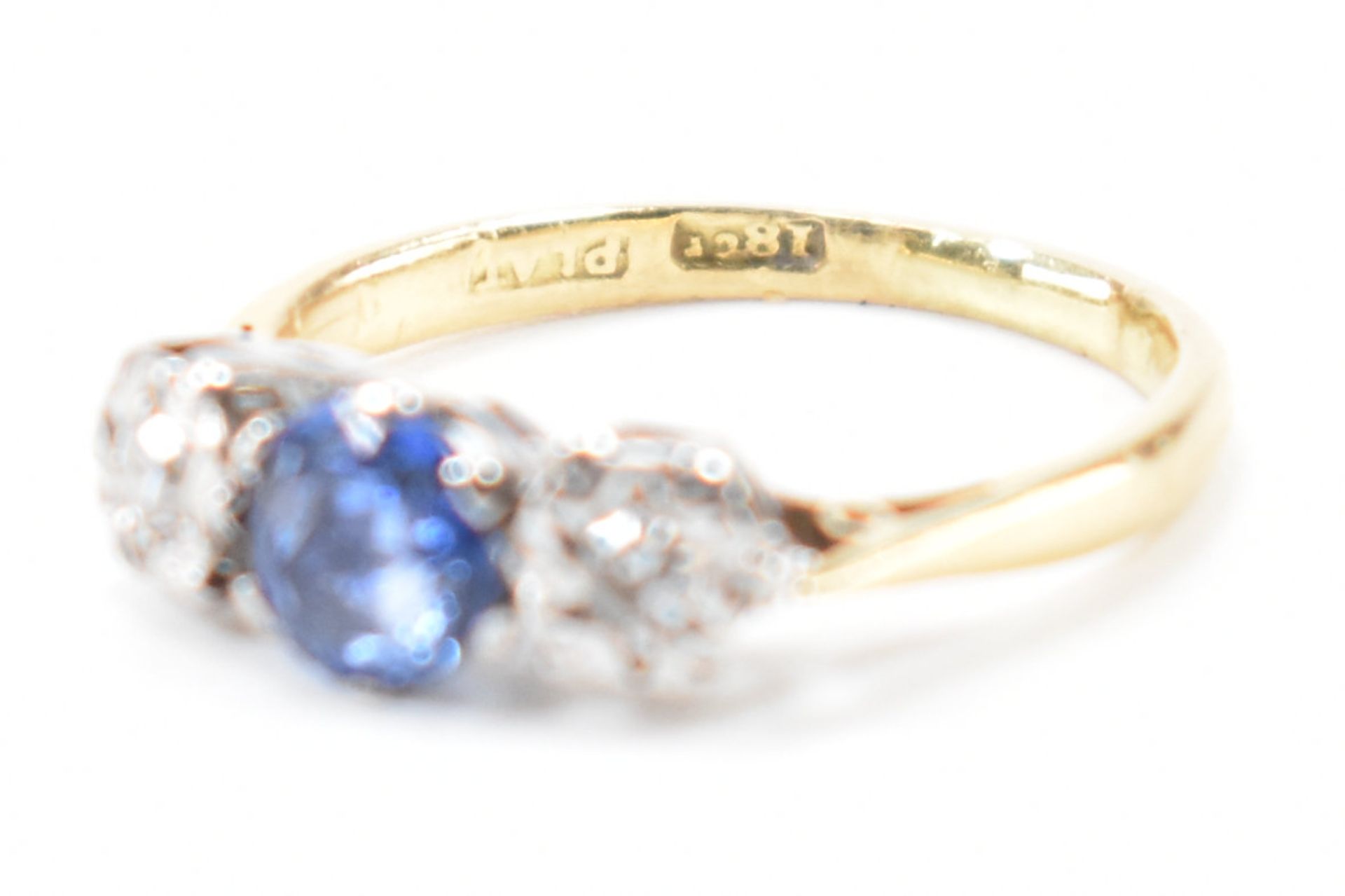 18CT GOLD SAPPHIRE & DIAMOND 3 STONE RING - Image 6 of 8