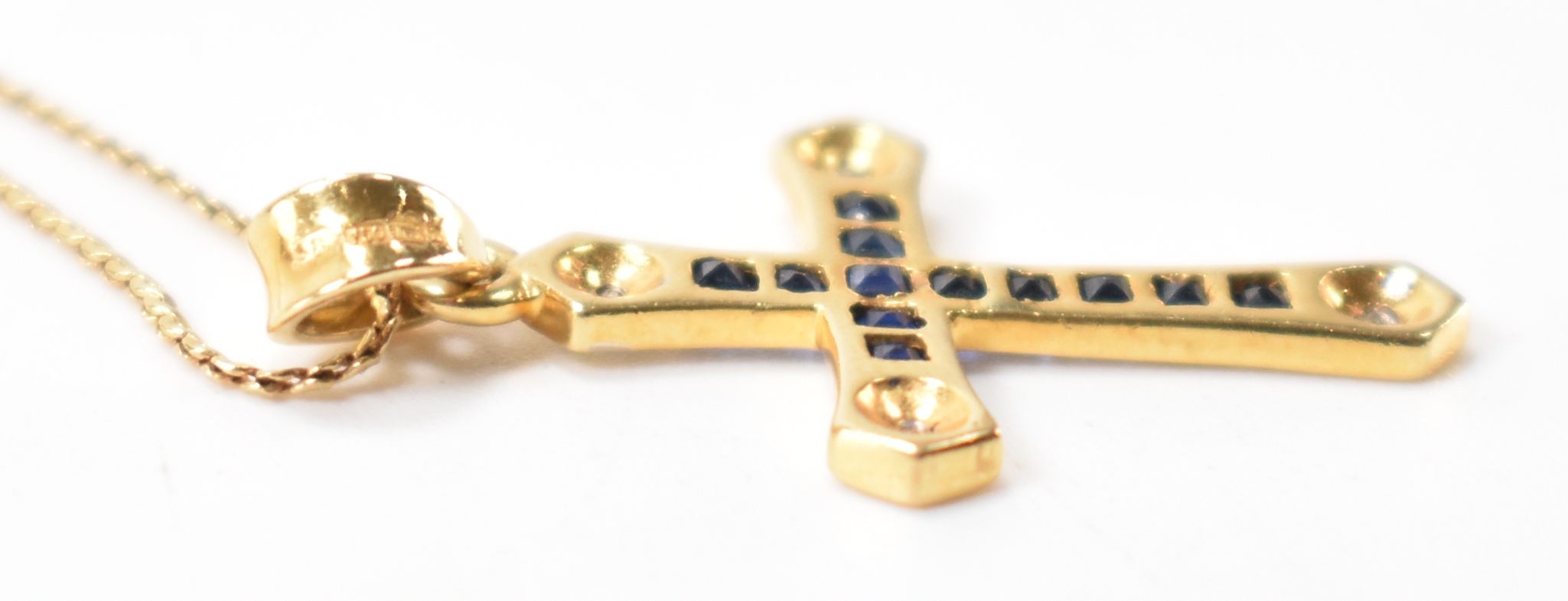 HALLMARKED 18CT GOLD DIAMOND & SAPPHIRE CRUCIFIX PENDANT & CHAIN NECKLACE - Image 4 of 7