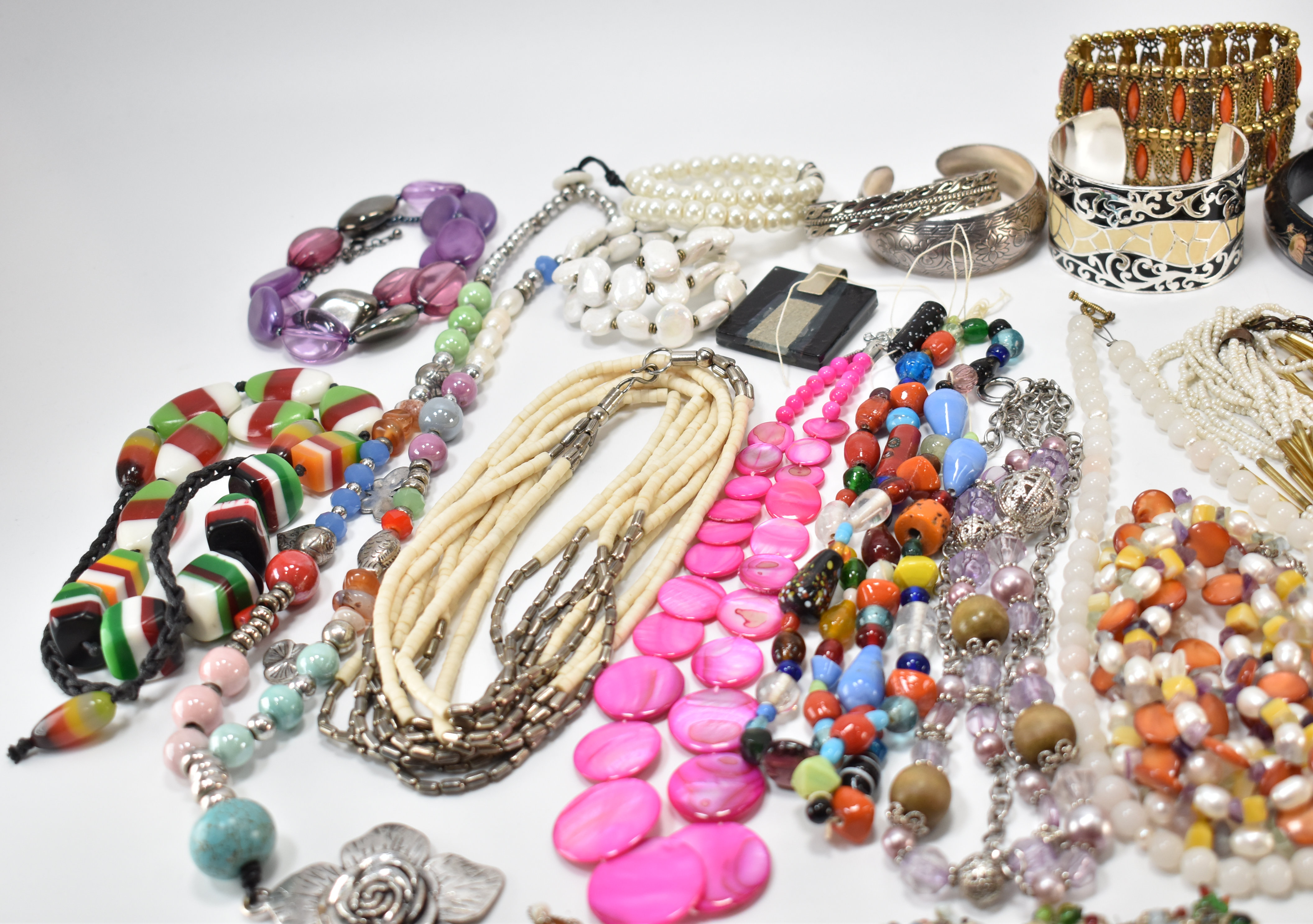 COLLECTION OF VINTAGE BEADED NECKLACE & BRACELETS - Image 7 of 12