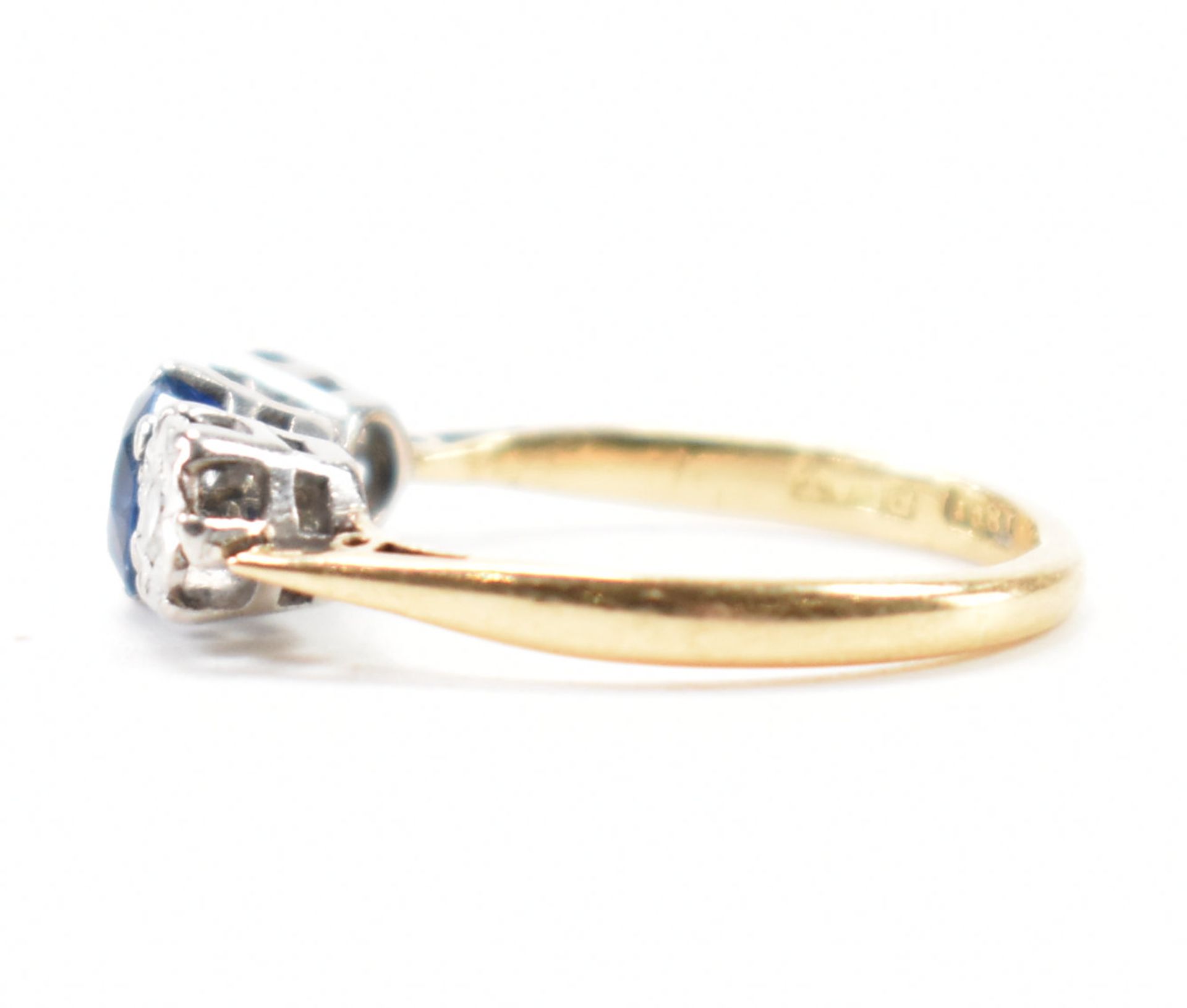 18CT GOLD SAPPHIRE & DIAMOND 3 STONE RING - Image 2 of 8