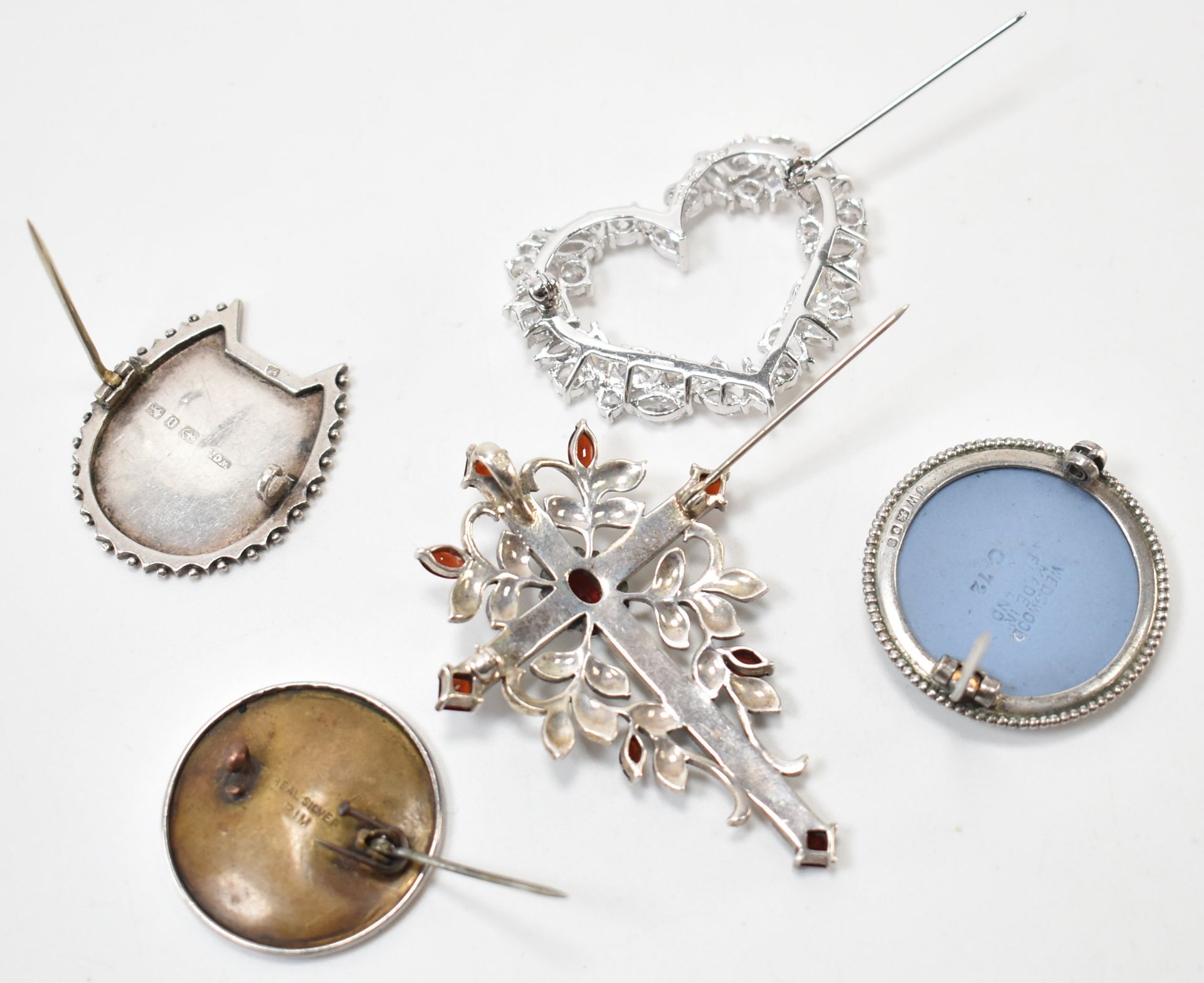 ASSORTMENT OF SILVER BROOCHES - VICTORIAN & LATER - Image 3 of 3