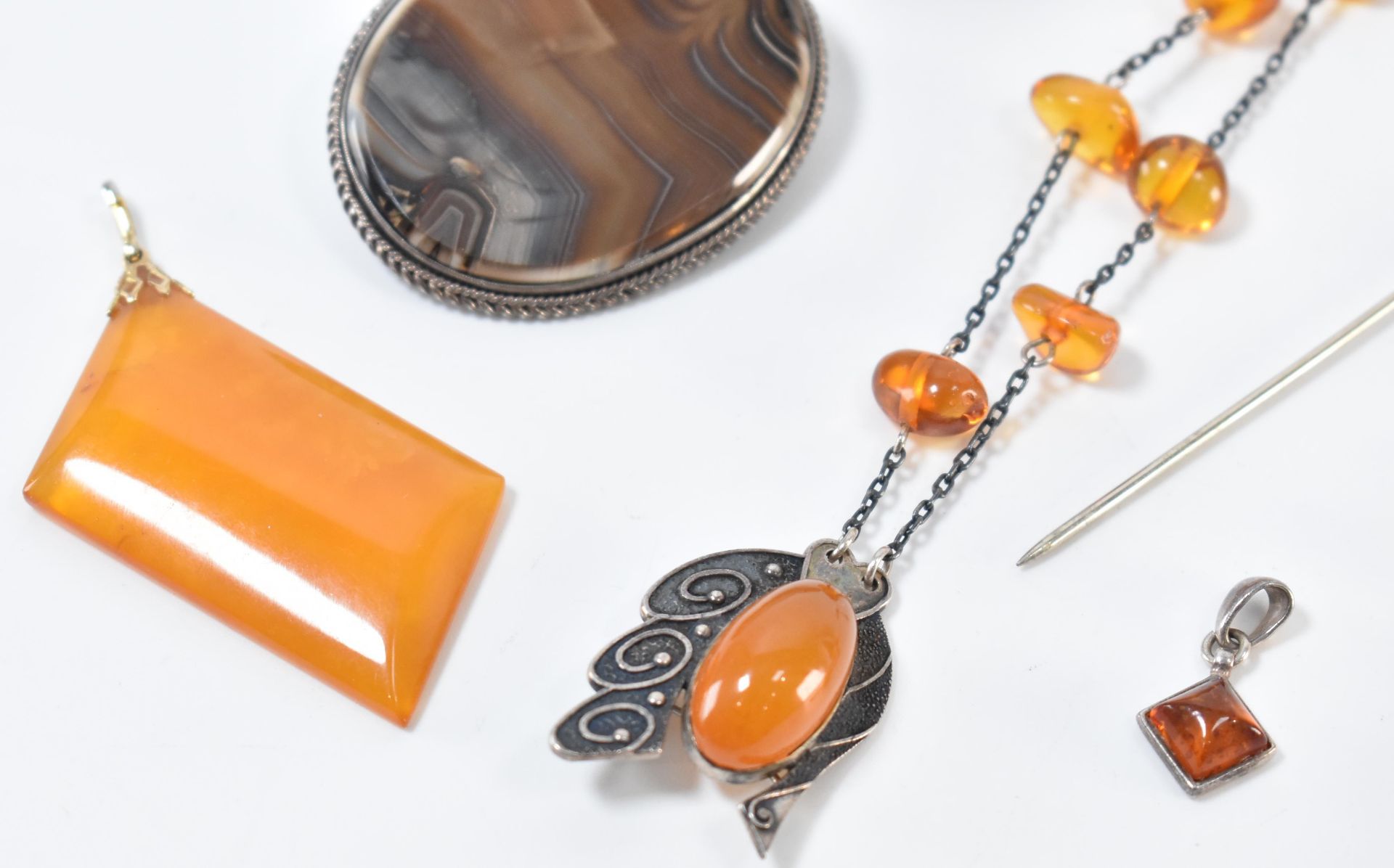 ASSORTMENT OF AMBER & FAUX AMBER JEWELLERY - Image 3 of 6