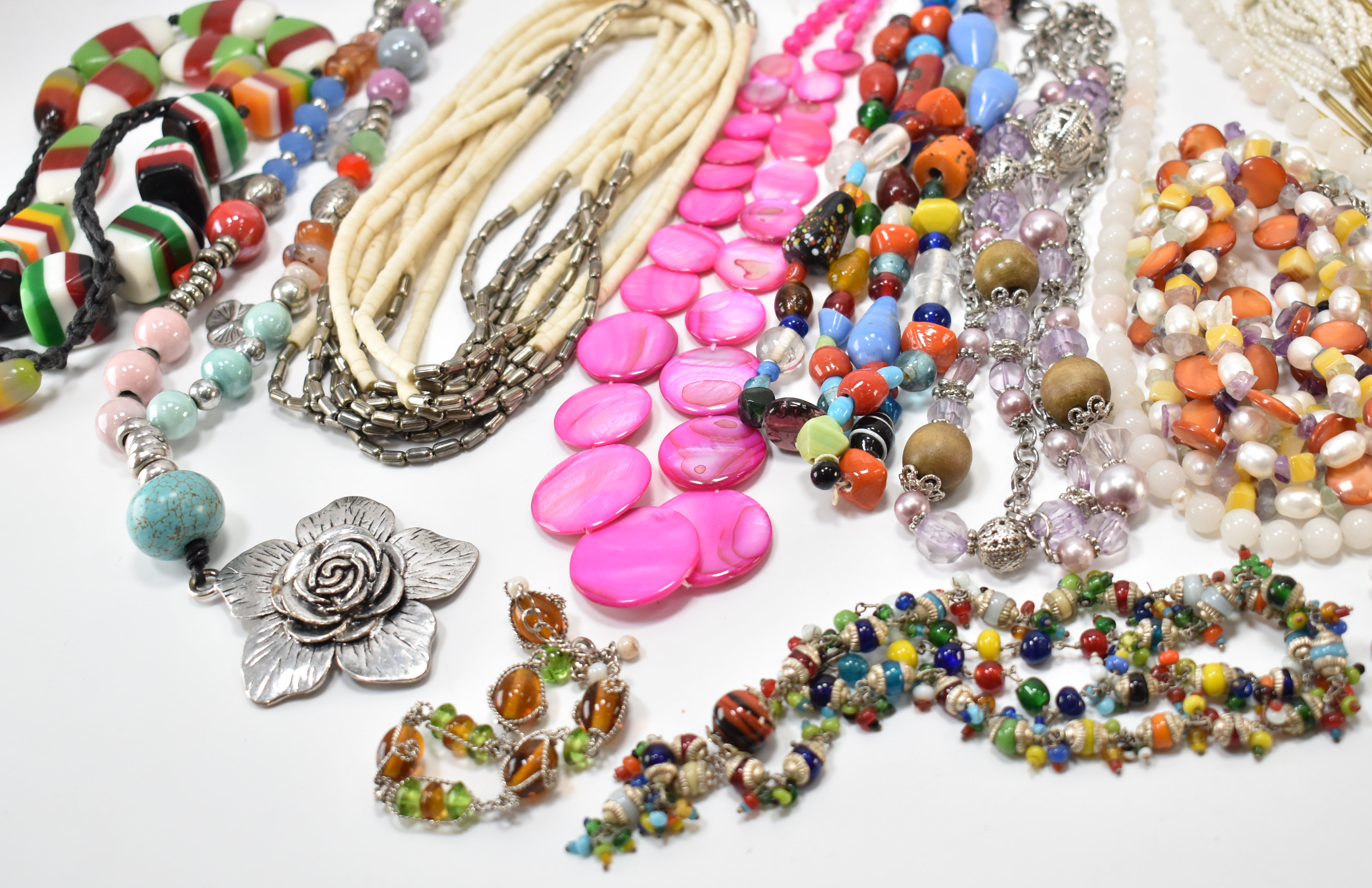 COLLECTION OF VINTAGE BEADED NECKLACE & BRACELETS - Image 6 of 12