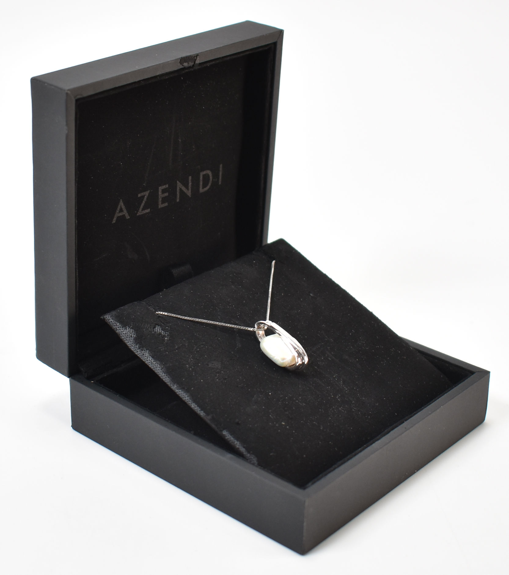 AZENDI 9CT WHITE GOLD DIAMOND & PEARL PENDANT & CHAIN - Image 6 of 6