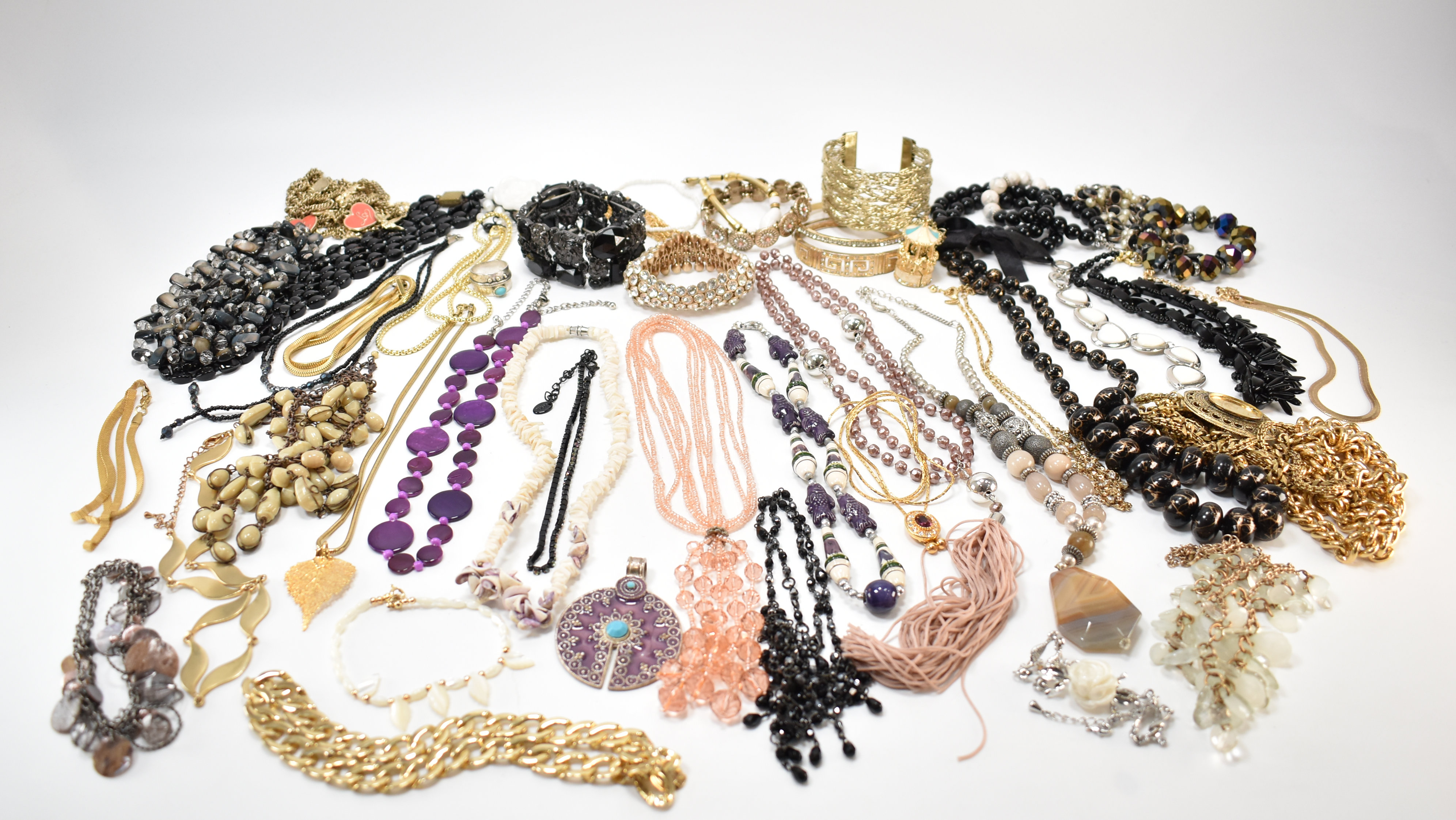 COLLECTION OF VINTAGE BEADED NECKLACE & BRACELETS - Image 3 of 12