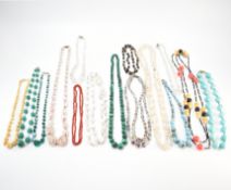 COLLECTION OF VINTAGE COSTUME JEWELLERY NECKLACES