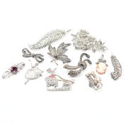 ASSORTMENT OF VINTAGE SILVER & WHITE METAL BROOCHES