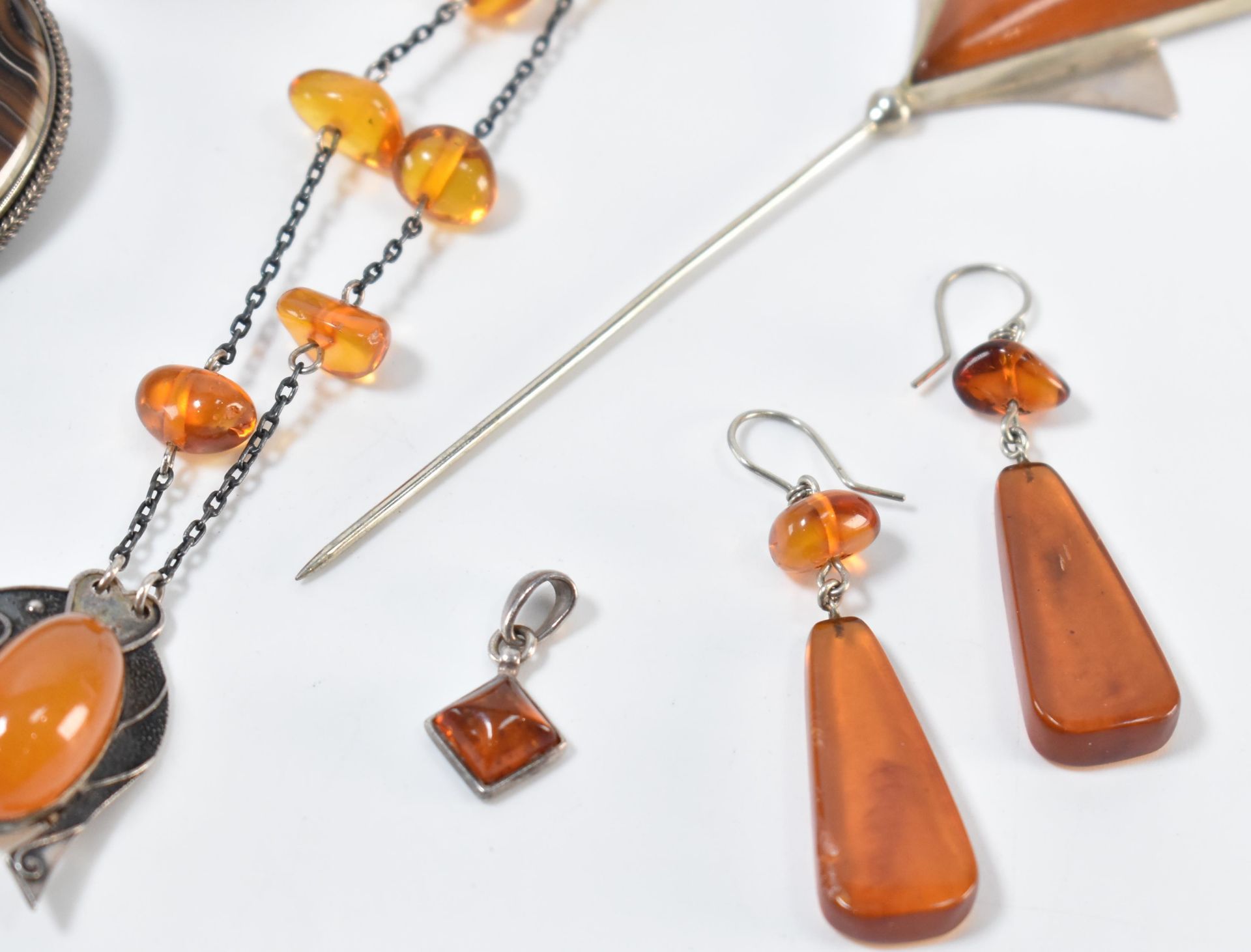 ASSORTMENT OF AMBER & FAUX AMBER JEWELLERY - Image 4 of 6