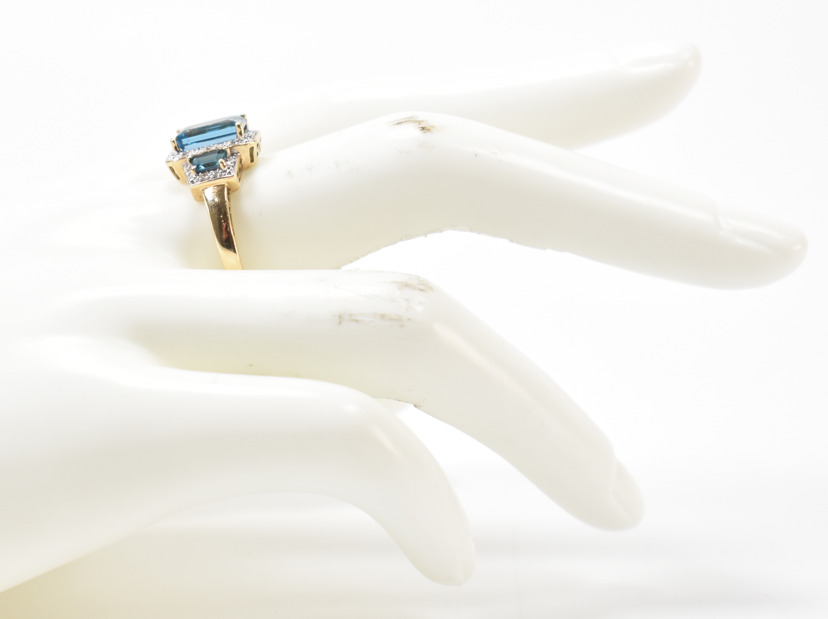 HALLMARKED 9CT GOLD DIAMOND & BLUE STONE RING - Image 9 of 9