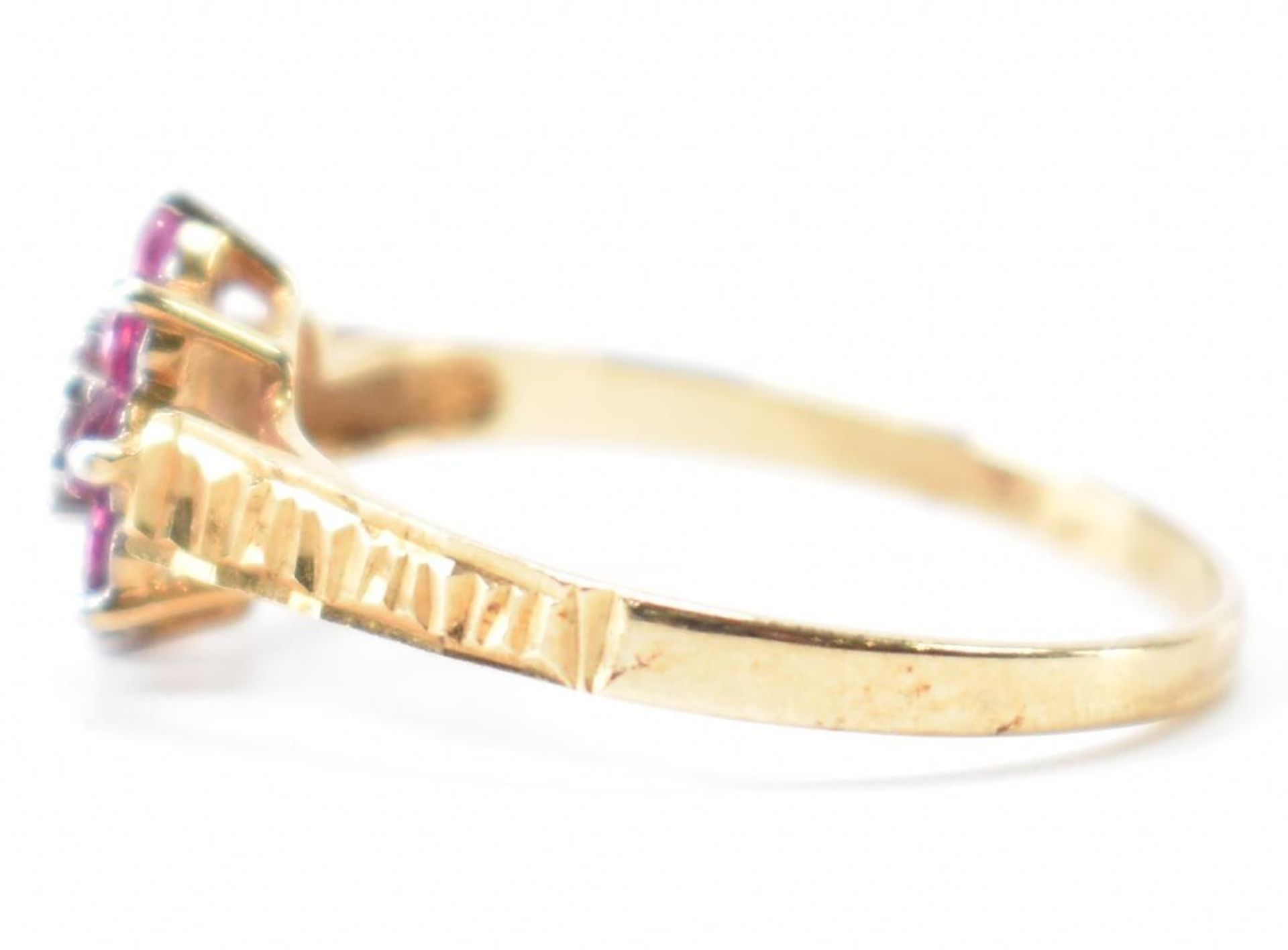 HALLMARKED 9CT GOLD DIAMOND & RUBY DAISY RING - Image 2 of 8