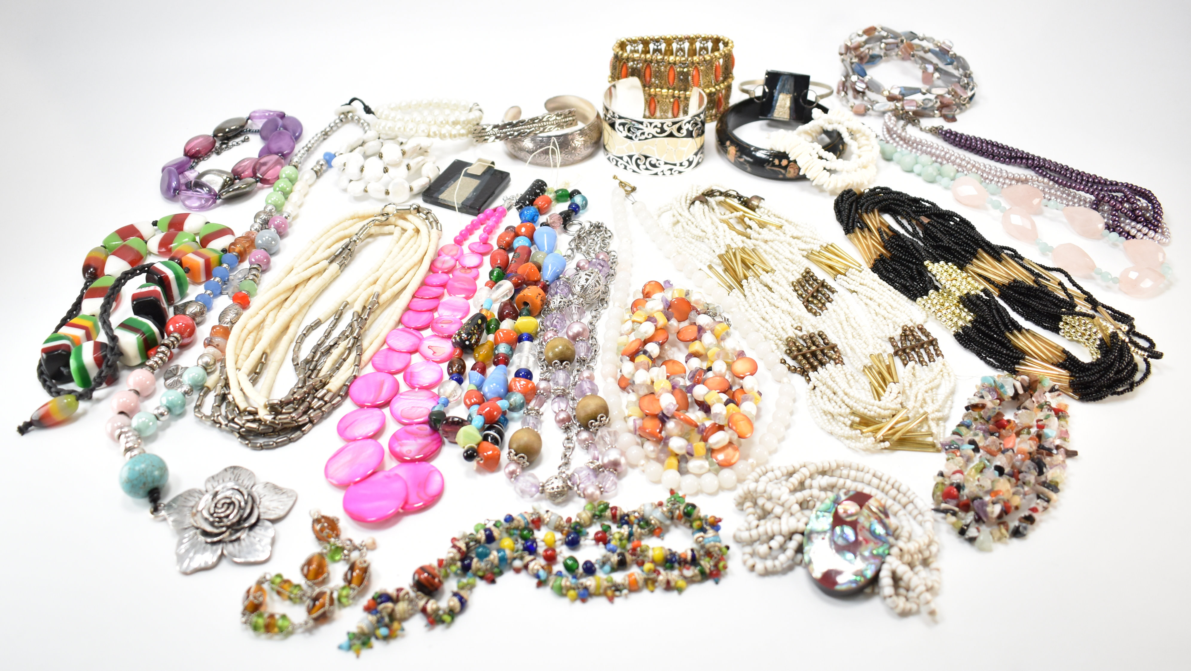 COLLECTION OF VINTAGE BEADED NECKLACE & BRACELETS - Image 2 of 12