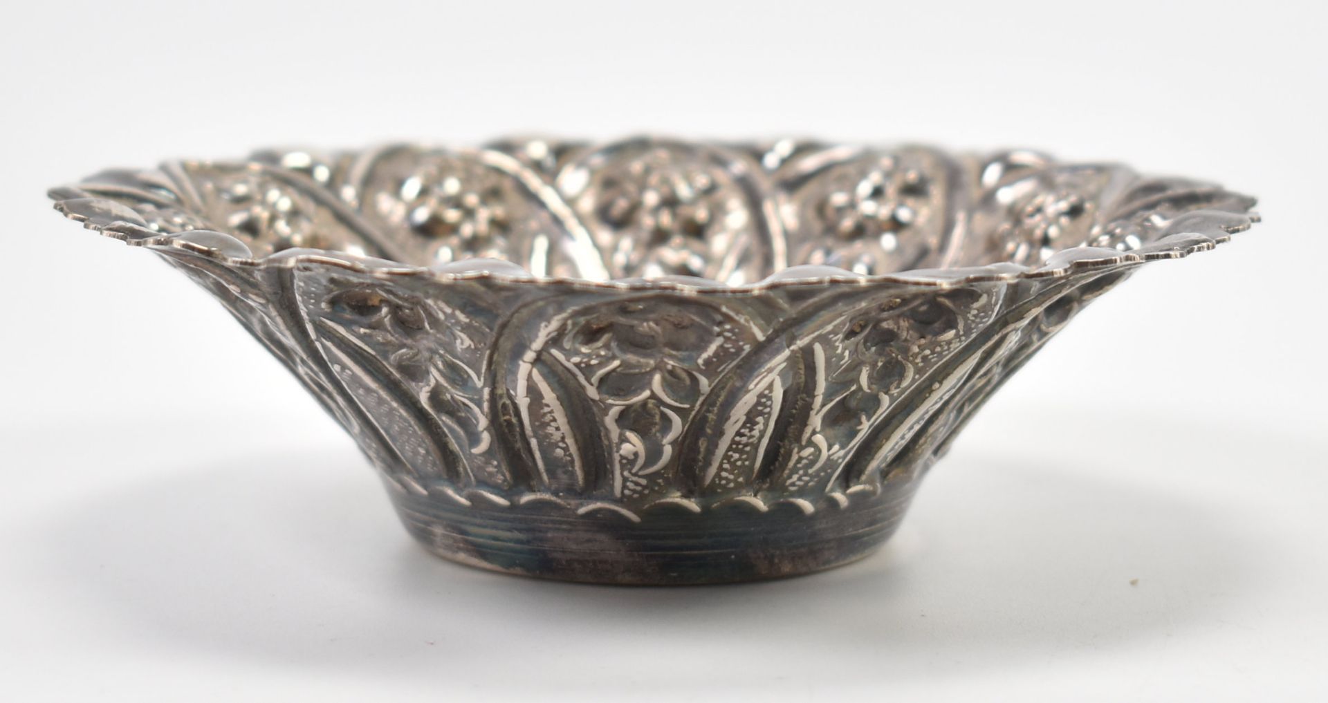 20TH CENTURY EGYPTIAN SILVER REPOUSSE BOWL - Bild 2 aus 4