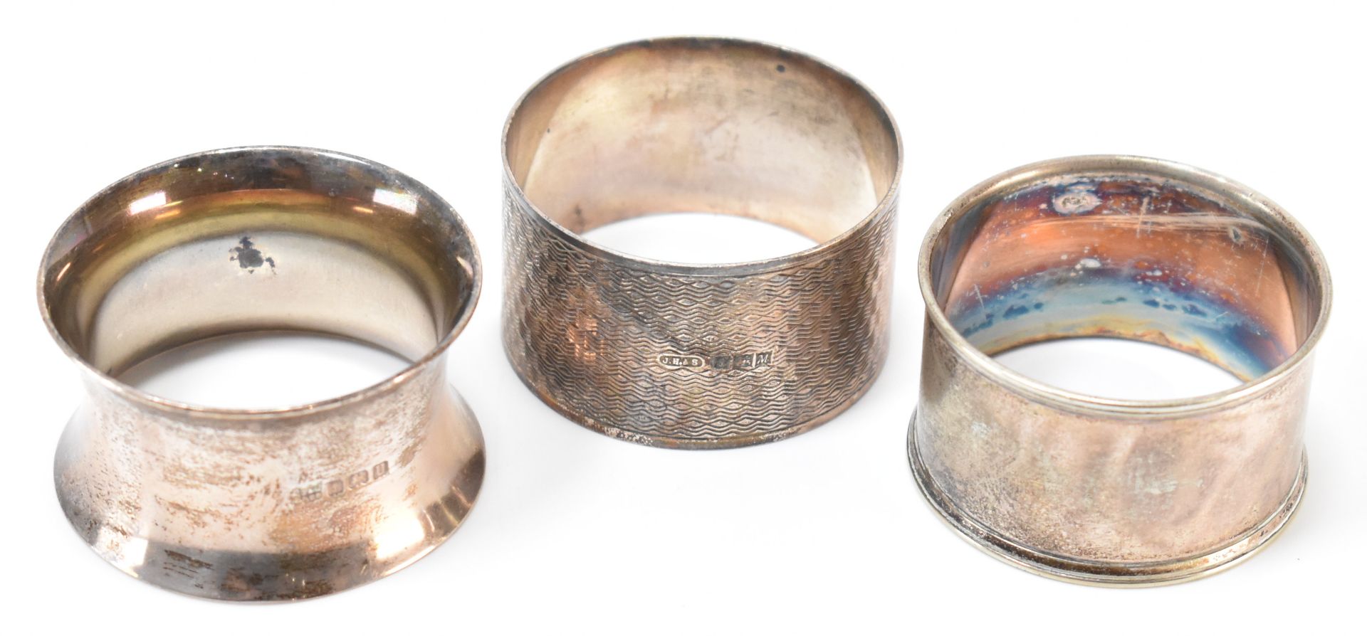 TWO SILVER HALLMARKED NAPKIN RINGS & ANOTHER - Bild 3 aus 3