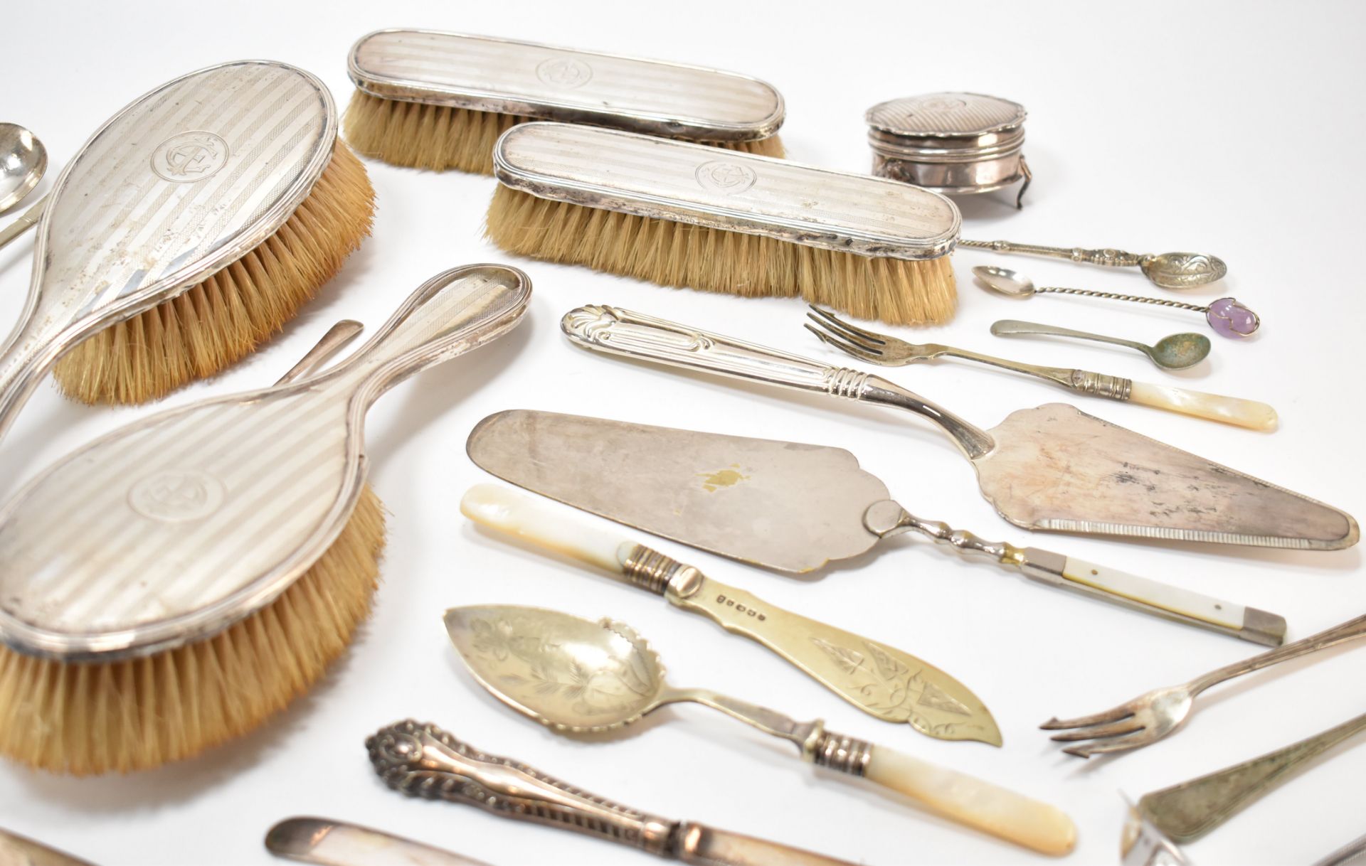 ANTIQUE SILVER BACKED DRESSING TABLE SET - Image 4 of 5