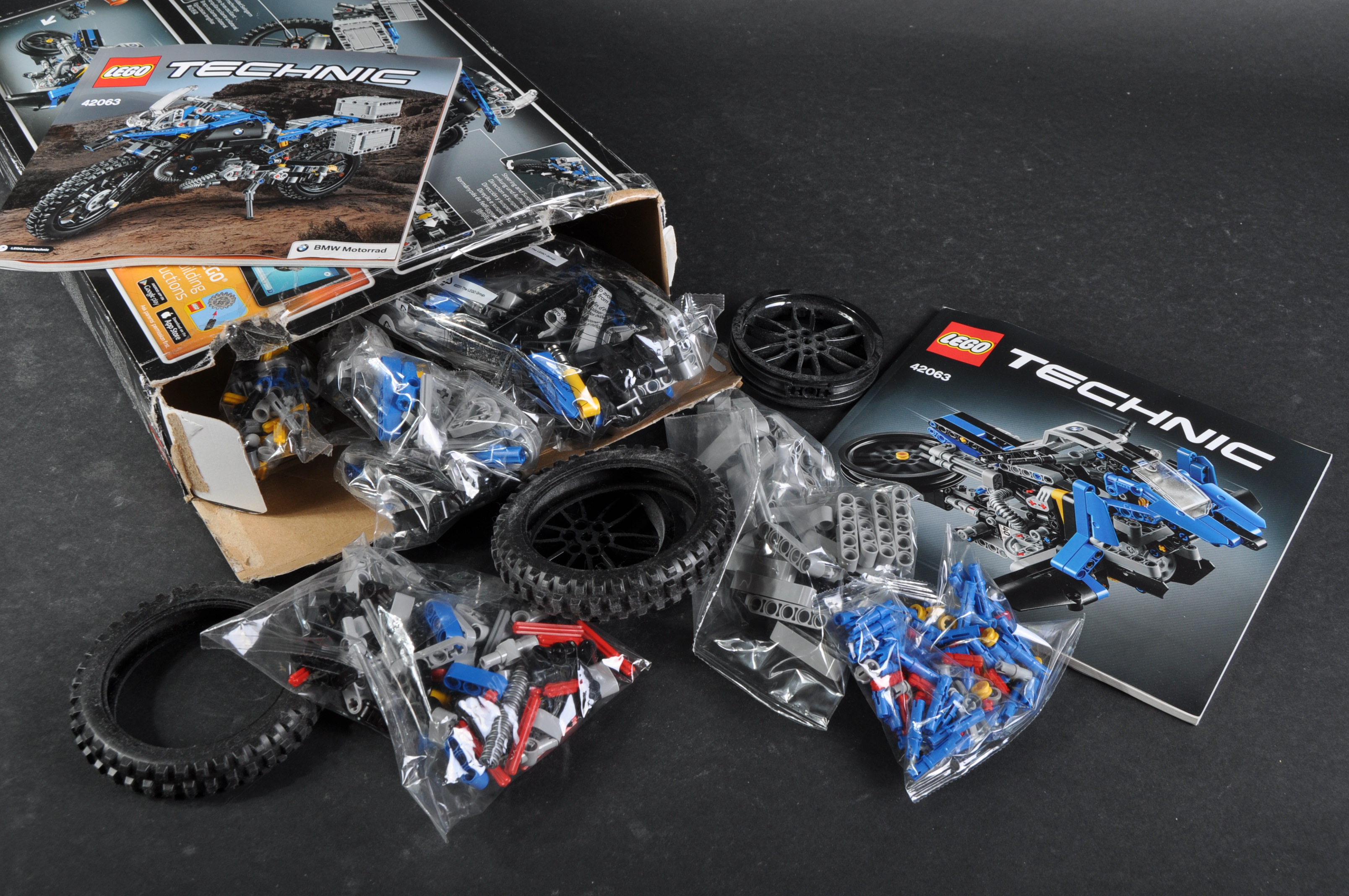 LEGO SETS - LEGO TECHNIC - 42063 - BMW R 1200 GS ADVENTURE - Image 4 of 4