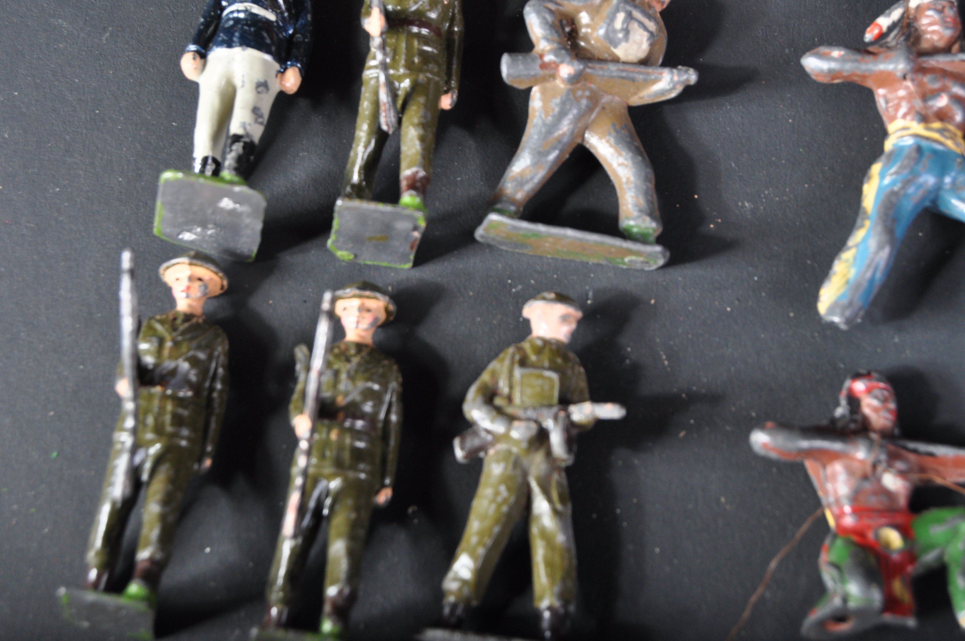 COLLECTION OF VINTAGE LEAD TOY SOLDIERS - Image 4 of 11