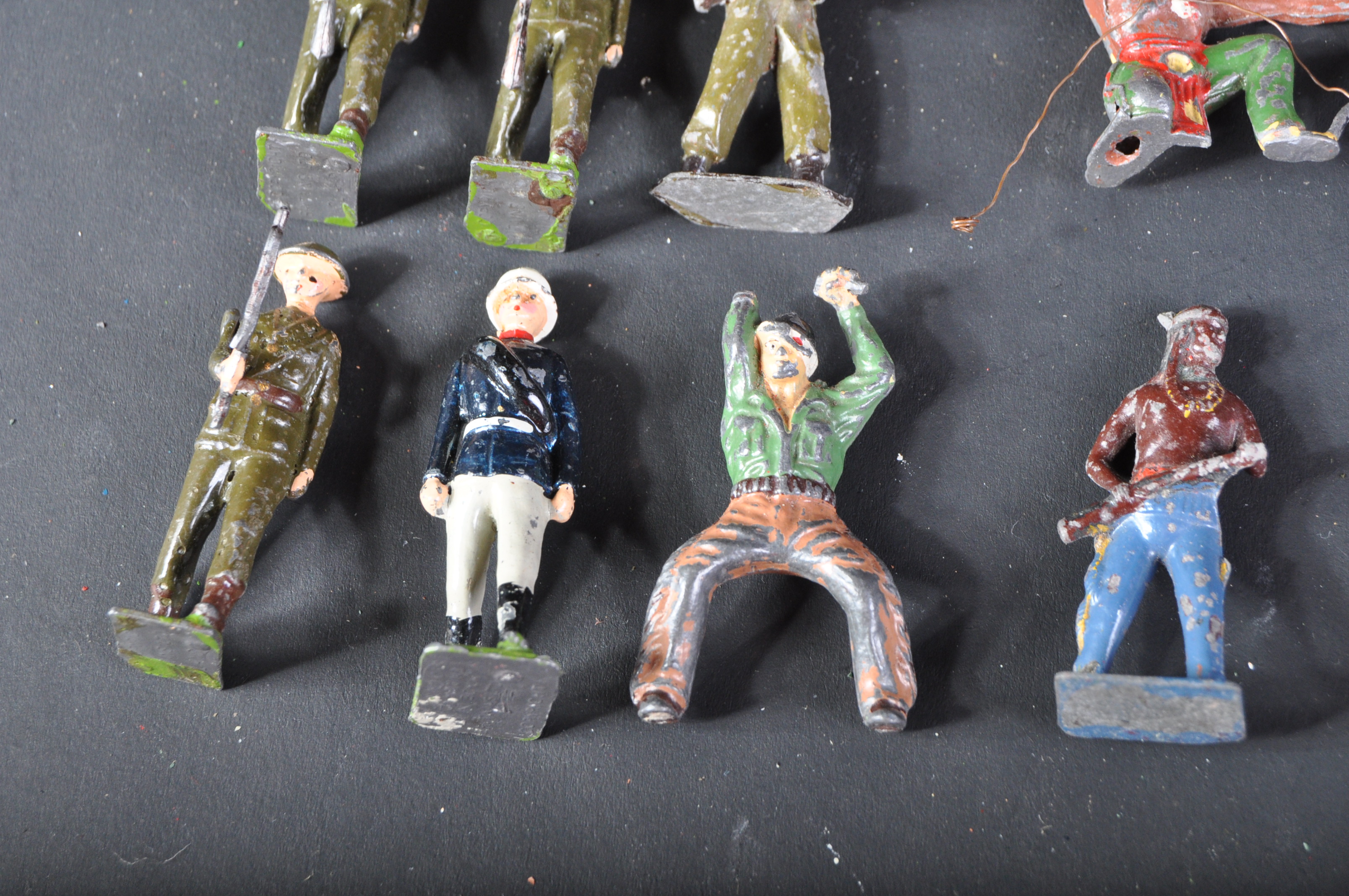 COLLECTION OF VINTAGE LEAD TOY SOLDIERS - Image 3 of 11