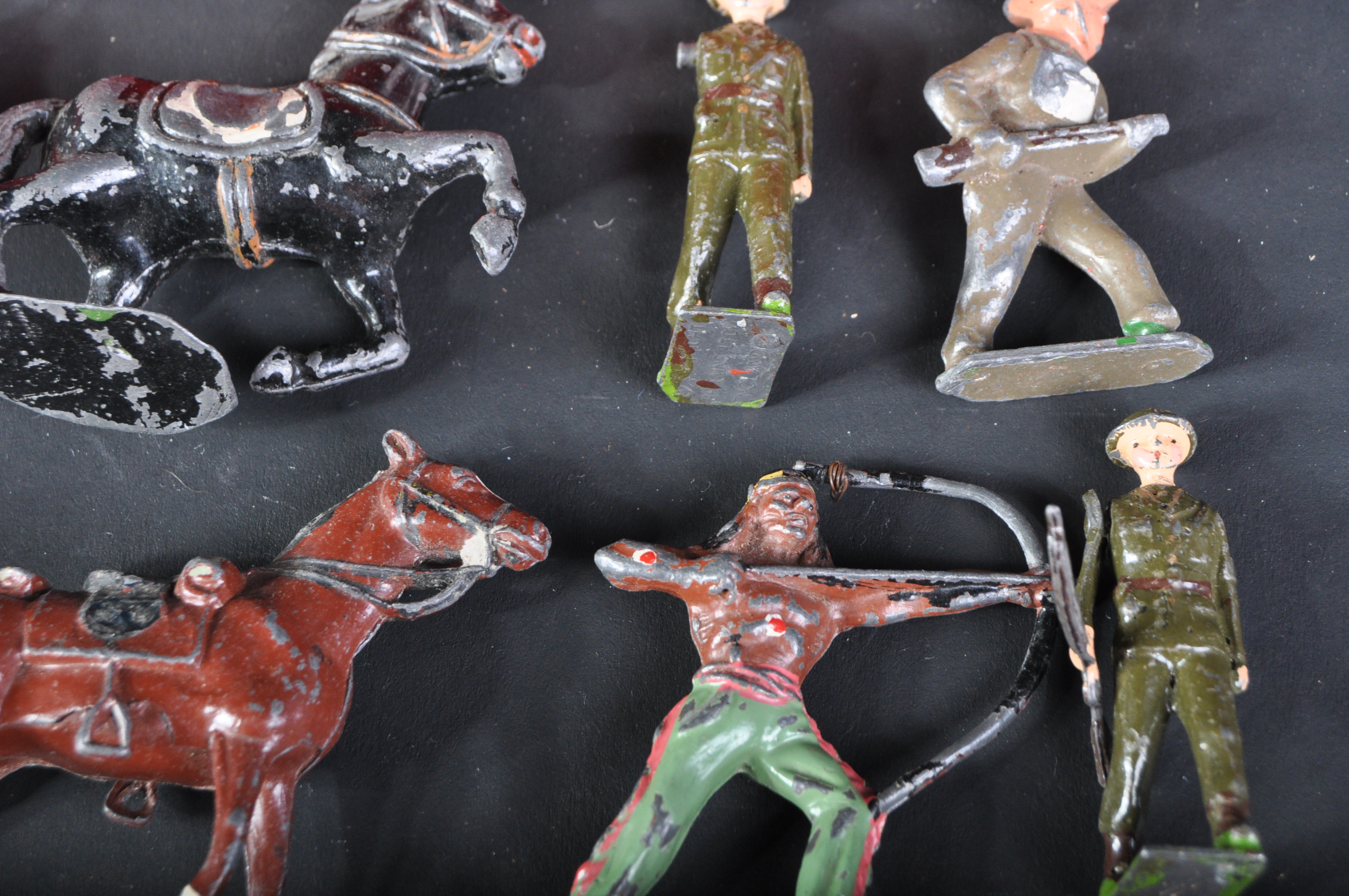 COLLECTION OF VINTAGE LEAD TOY SOLDIERS - Image 5 of 11