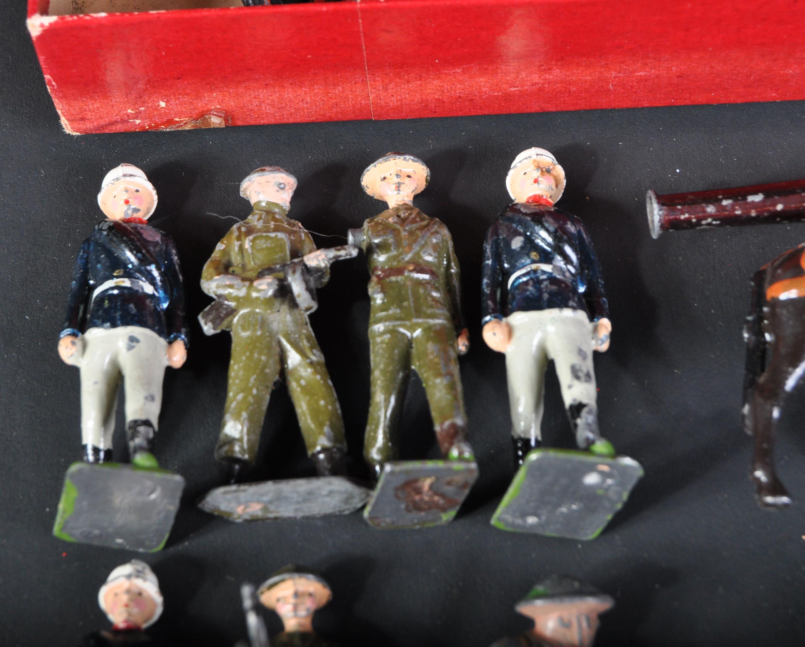 COLLECTION OF VINTAGE LEAD TOY SOLDIERS - Image 6 of 11