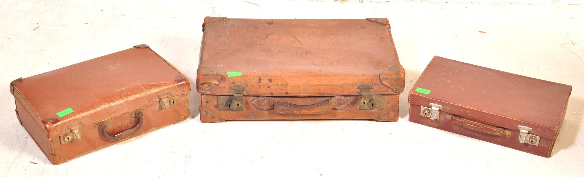 THREE RETRO VINTAGE LEATHER SUITCASES / STEAMER TRUNKS - Bild 2 aus 5