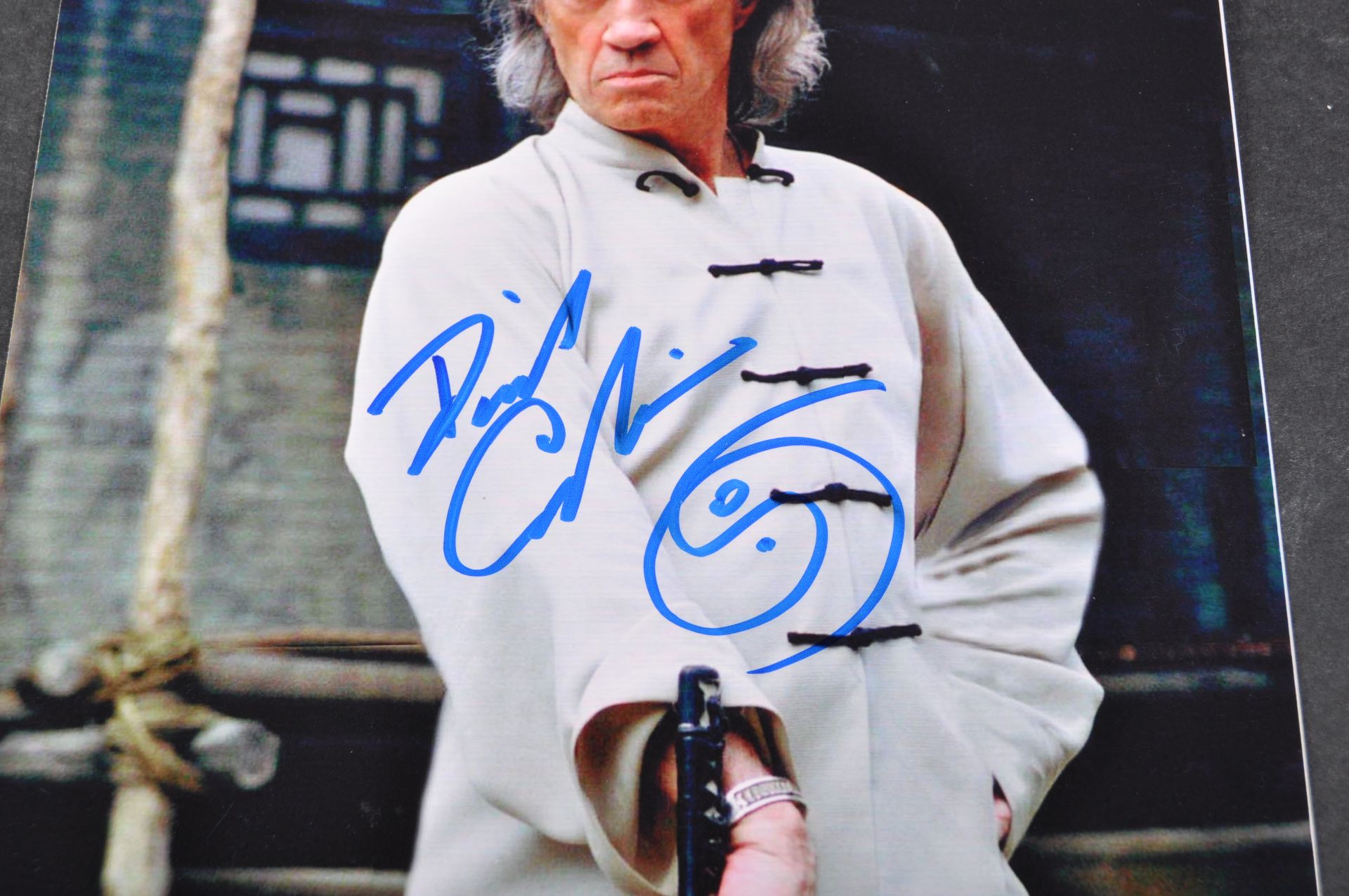 DAVID CARRADINE (1936-2009) - KILL BILL - AUTOGRAPHED 8X10" - Bild 2 aus 2