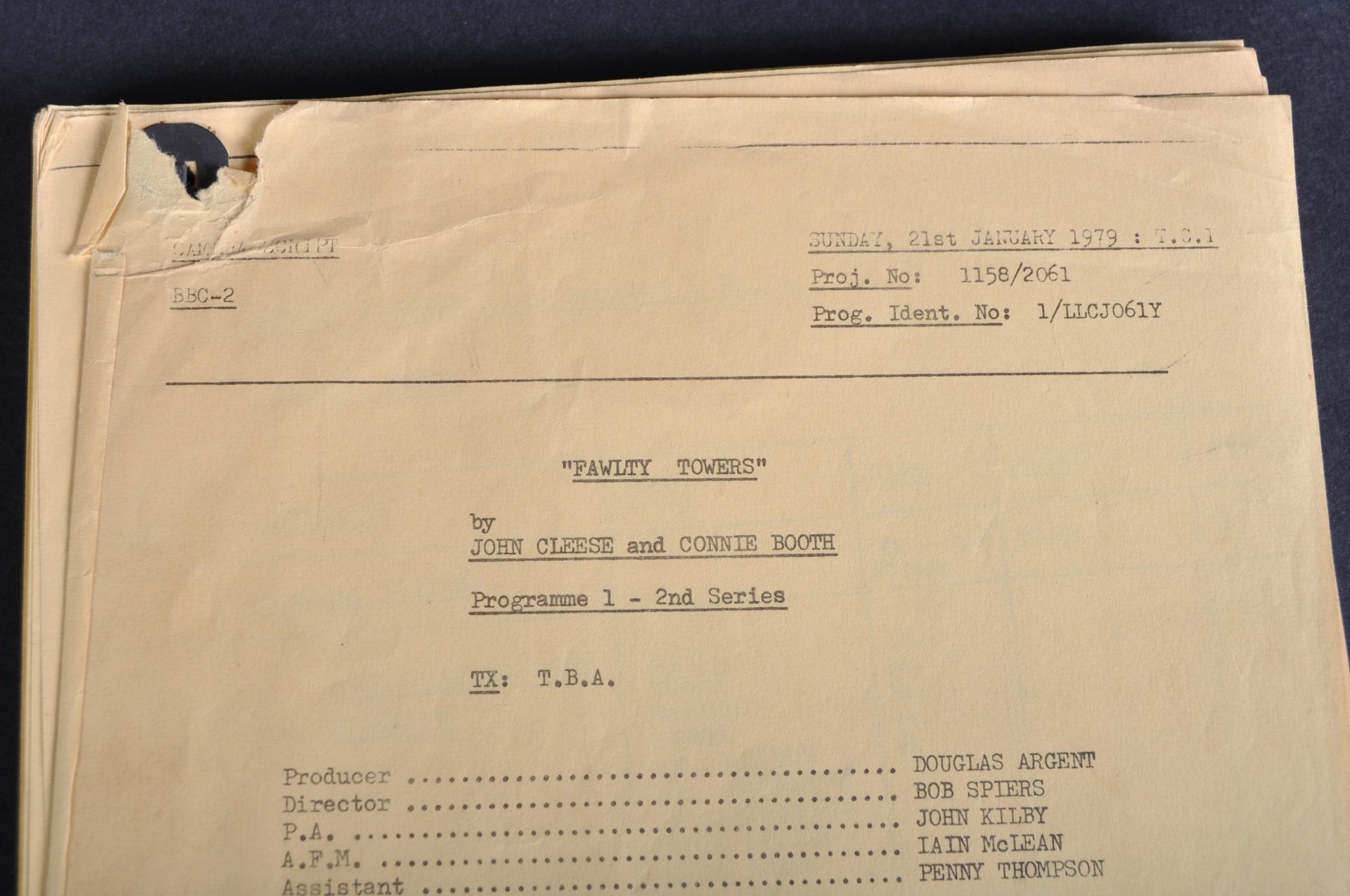 FAWLTY TOWERS - WALDORF SALAD - ORIGINAL BBC CAMERA SCRIPT - Bild 2 aus 9