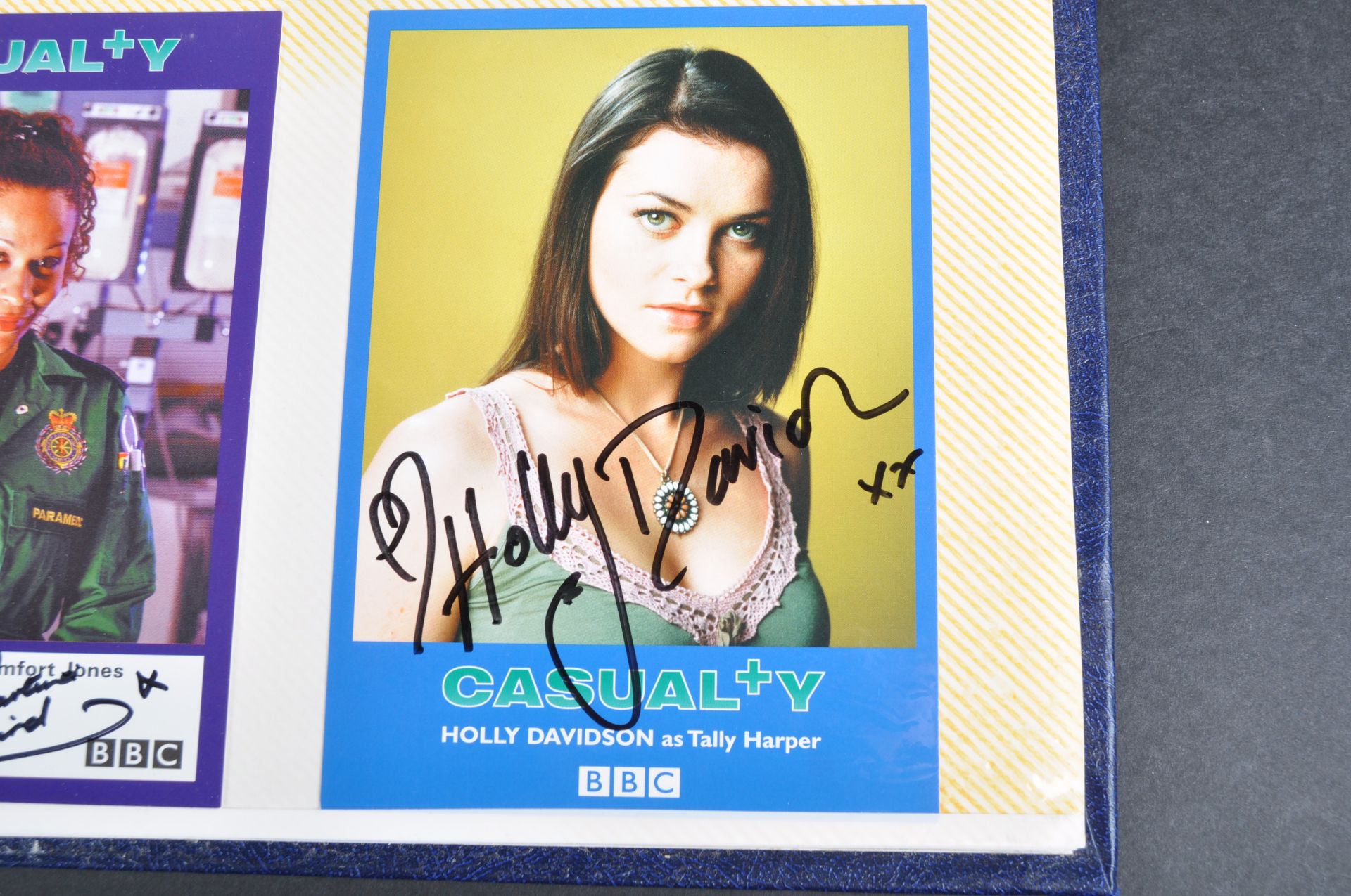 AUTOGRAPHS - ALBUM OF CASUALTY SIGNED PHOTOS & OTHERS - Bild 9 aus 12