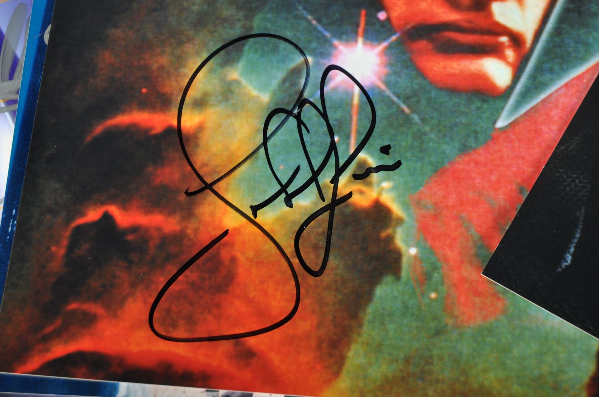 AUTOGRAPHS - SCIENCE FICTION - COLLECTION OF SIGNED ITEMS - Bild 3 aus 5