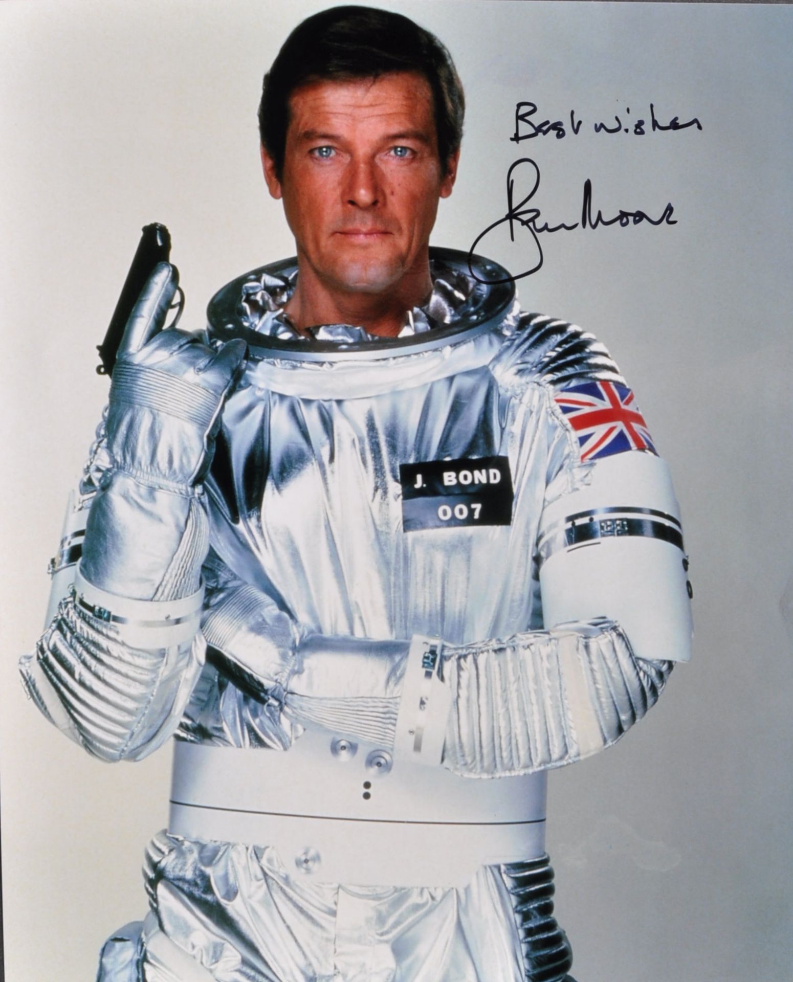 SIR ROGER MOORE - JAMES BOND 007 - AUTOGRAPHED 8X10"