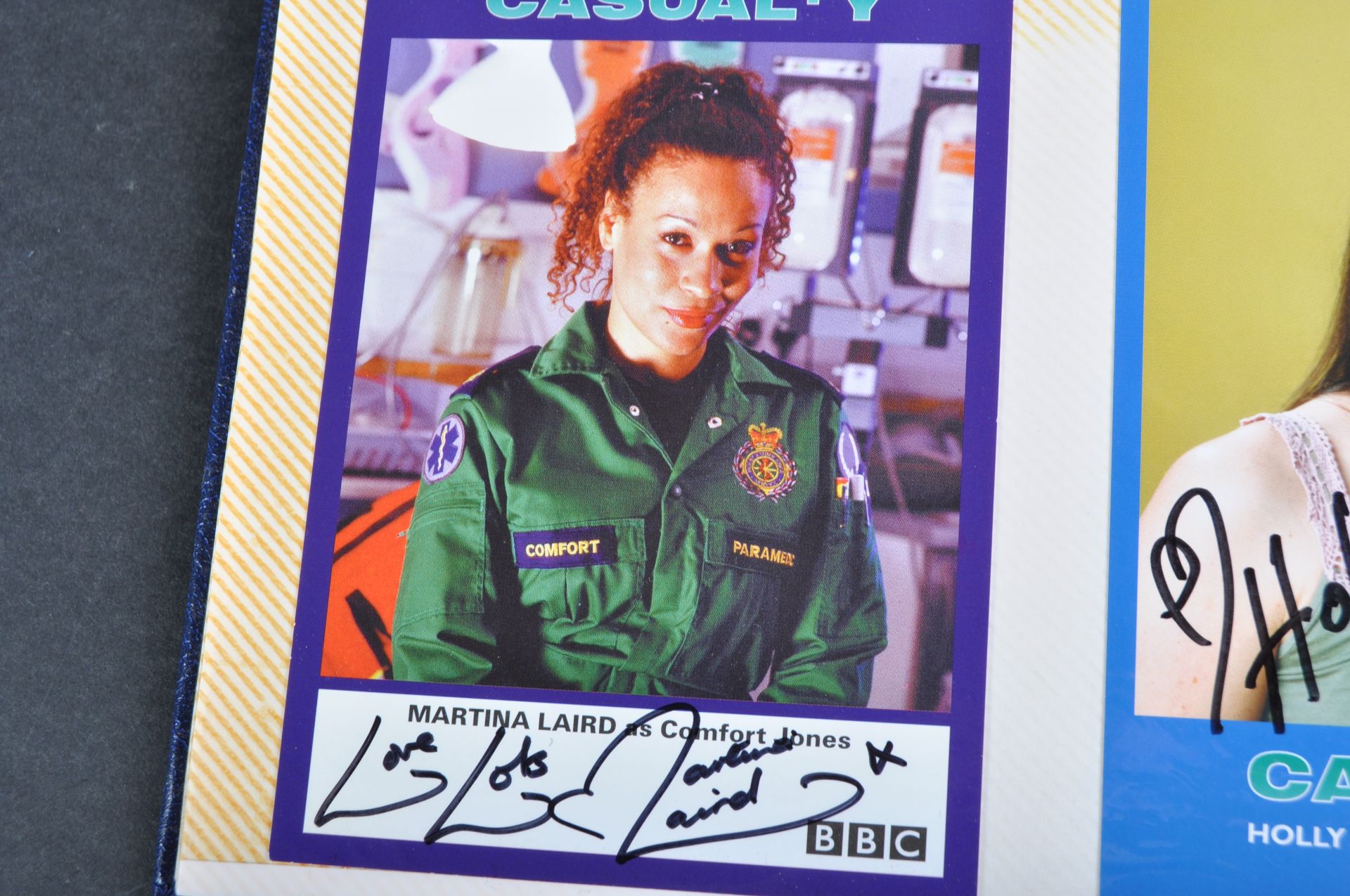 AUTOGRAPHS - ALBUM OF CASUALTY SIGNED PHOTOS & OTHERS - Bild 10 aus 12