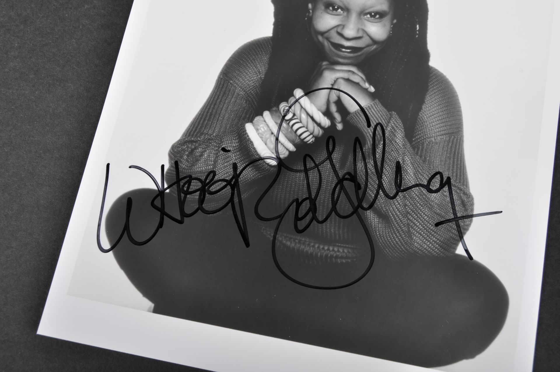 WHOOPI GOLDBERG - SISTER ACT - AUTOGRAPHED 8X10" PHOTOGRAPH - Bild 2 aus 2