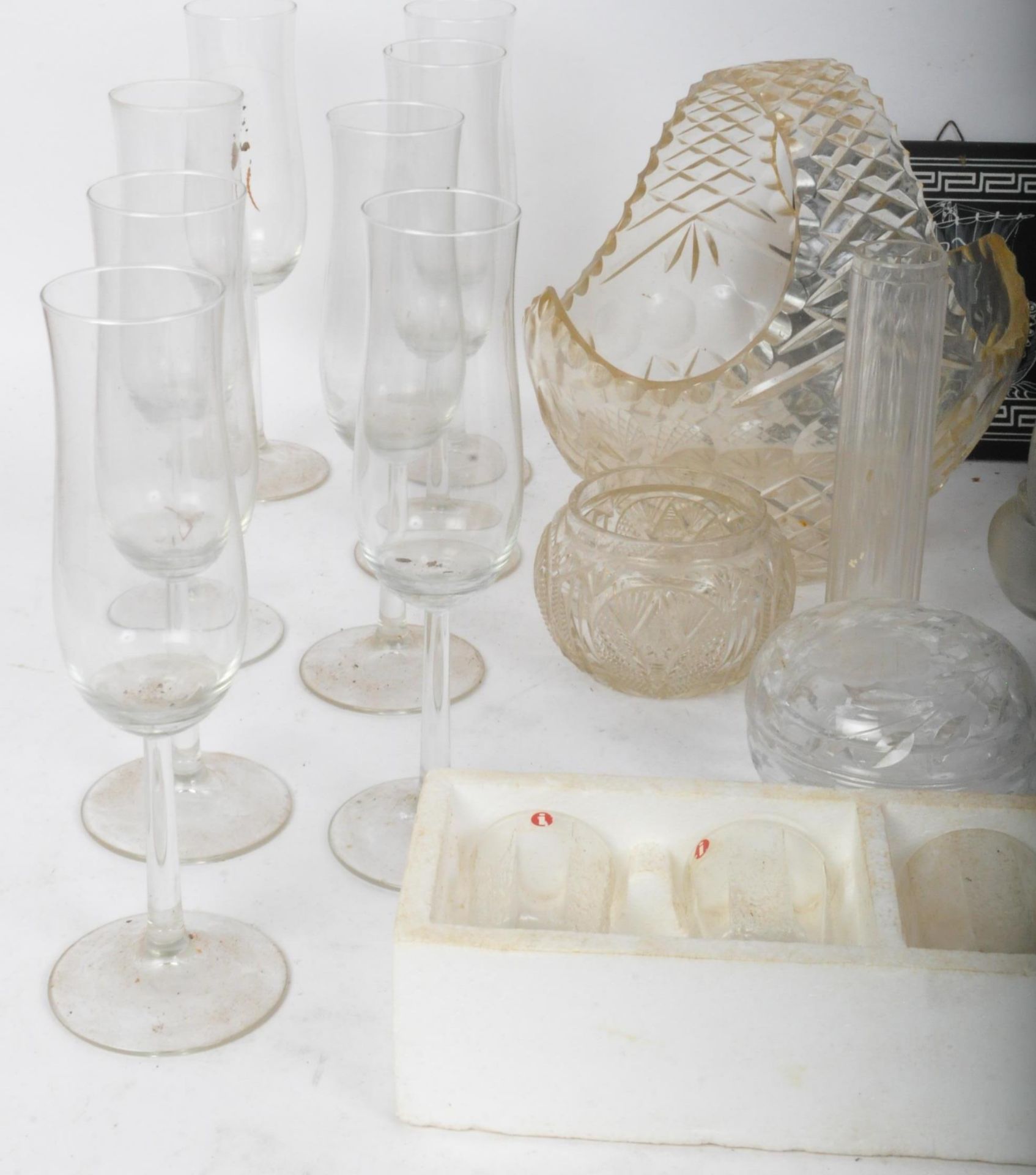 AN ASSORTMENT OF VINTAGE GLASSWARE - Image 2 of 6