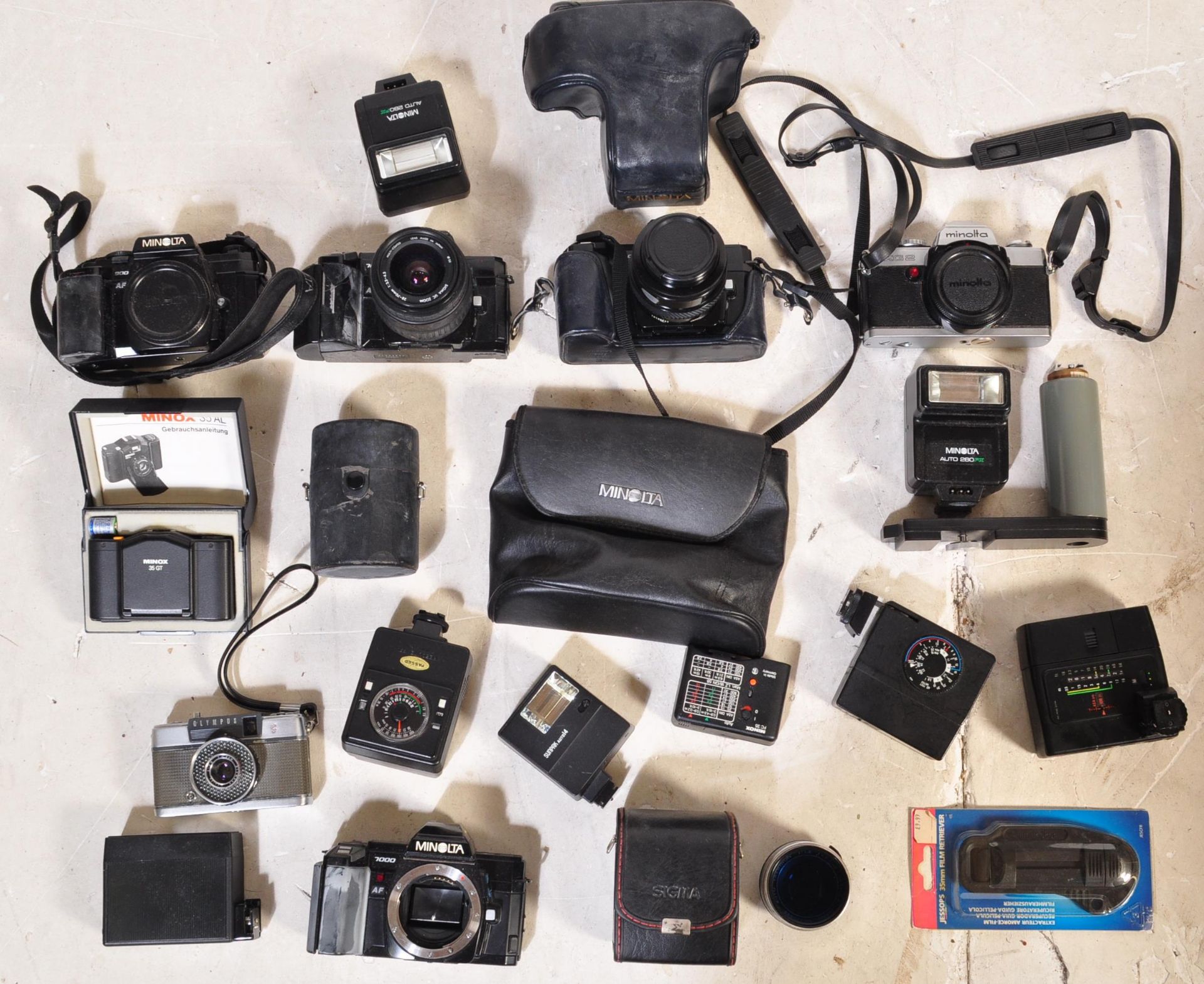 COLLECTION OF VINTAGE CAMERAS & LENS & EQUIPMENT