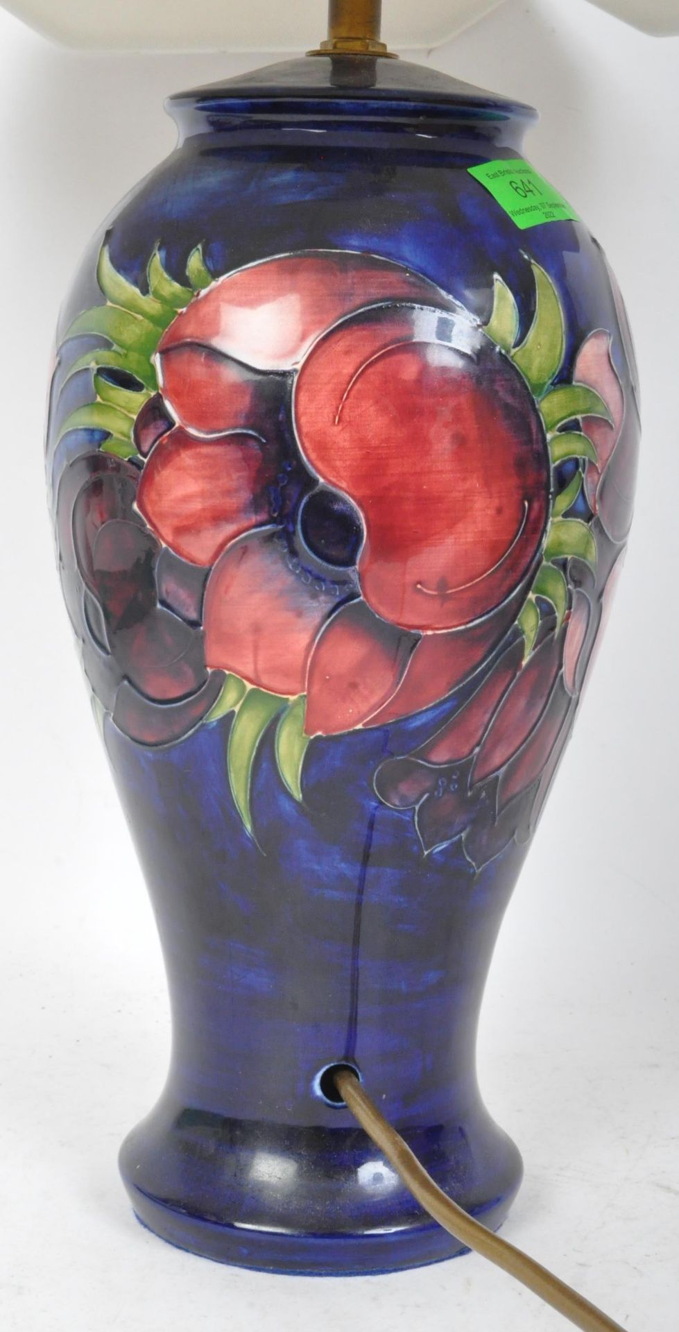 VINTAGE MOORCROFT CERAMIC BLUE ANEMONE TABLE LAMP - Image 2 of 3