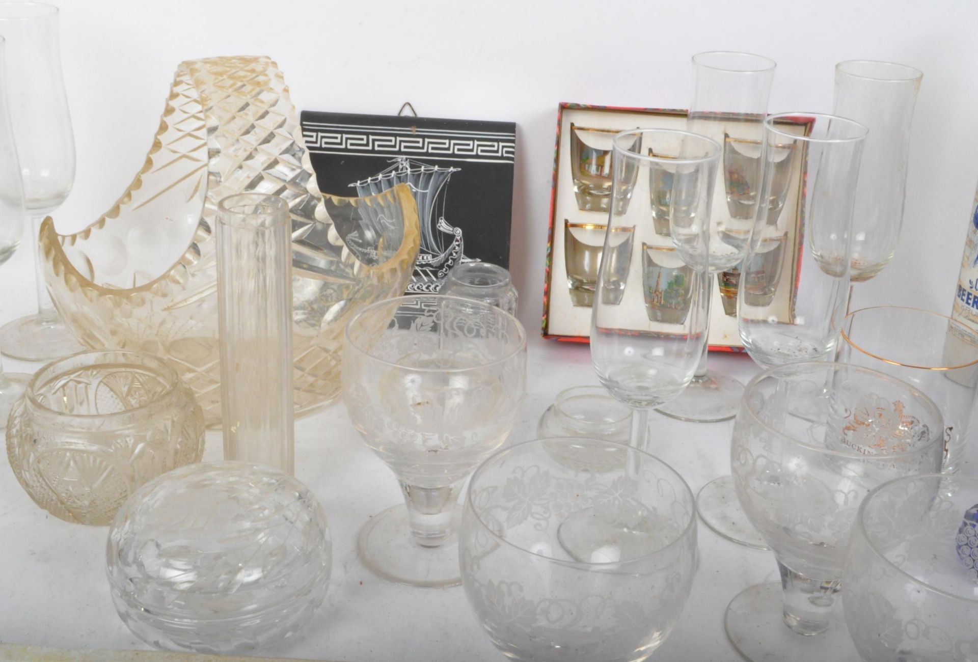 AN ASSORTMENT OF VINTAGE GLASSWARE - Image 3 of 6