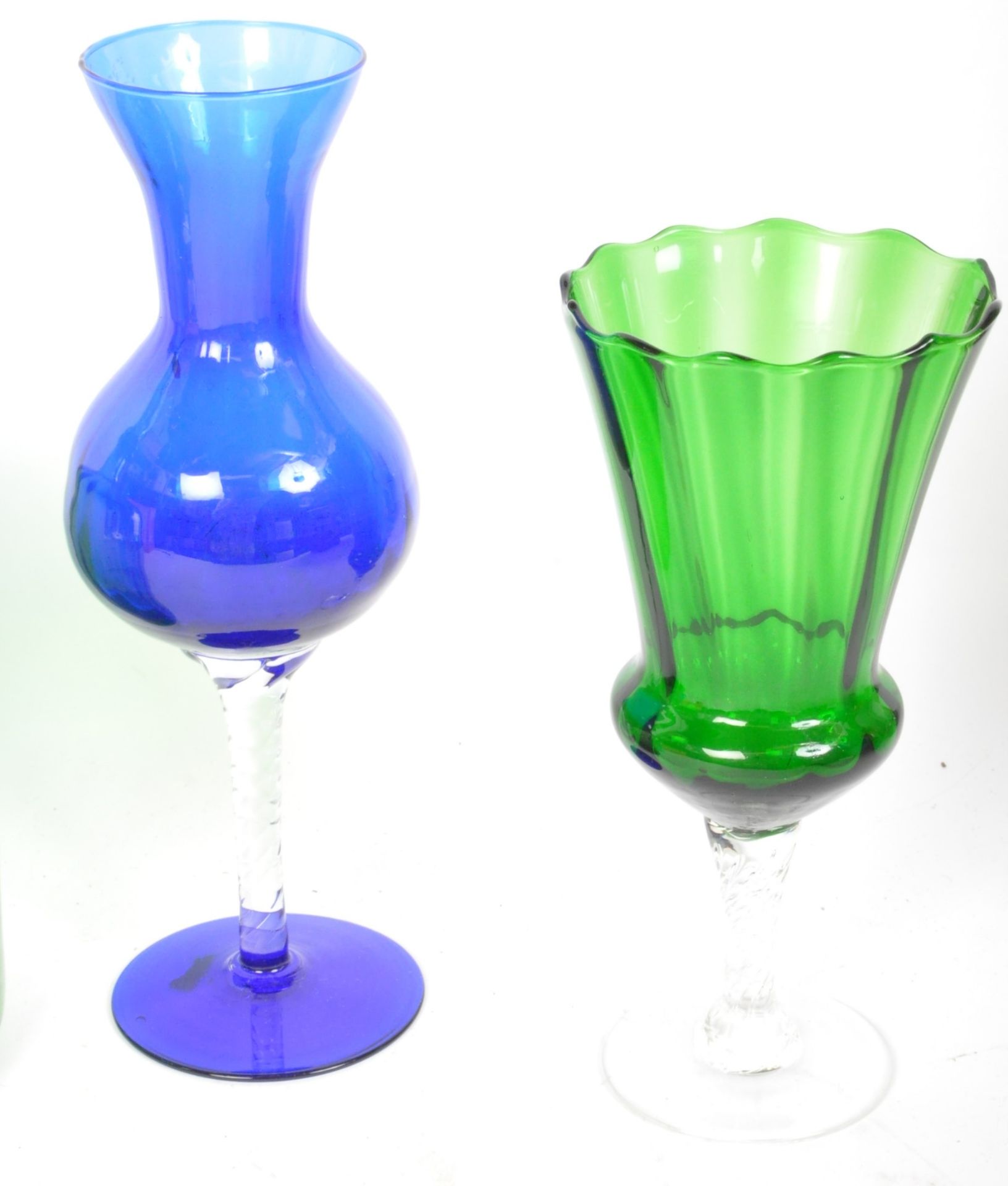 ASSORTMENT OF RETRO VINTAGE BLUE & GREEN EMPOLI STYLE CUT GLASS - Image 3 of 3